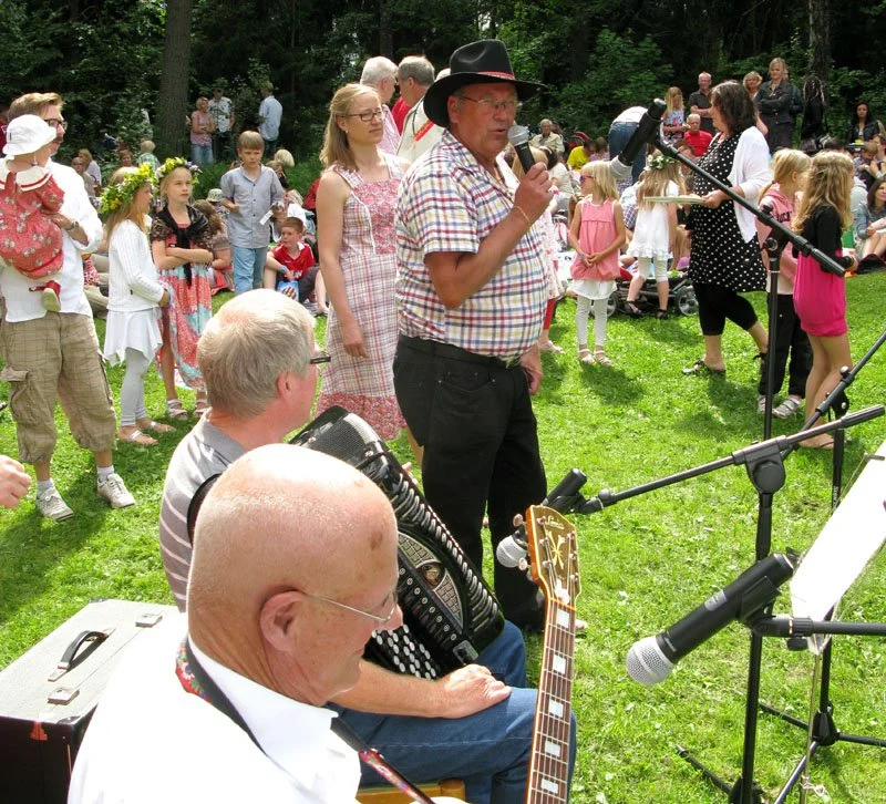 Midsommarfirande 2011 vid Orkesta Bygdegård.
