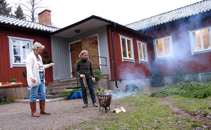  Lollo och Åsa fixar eld utanför Bygdegården 