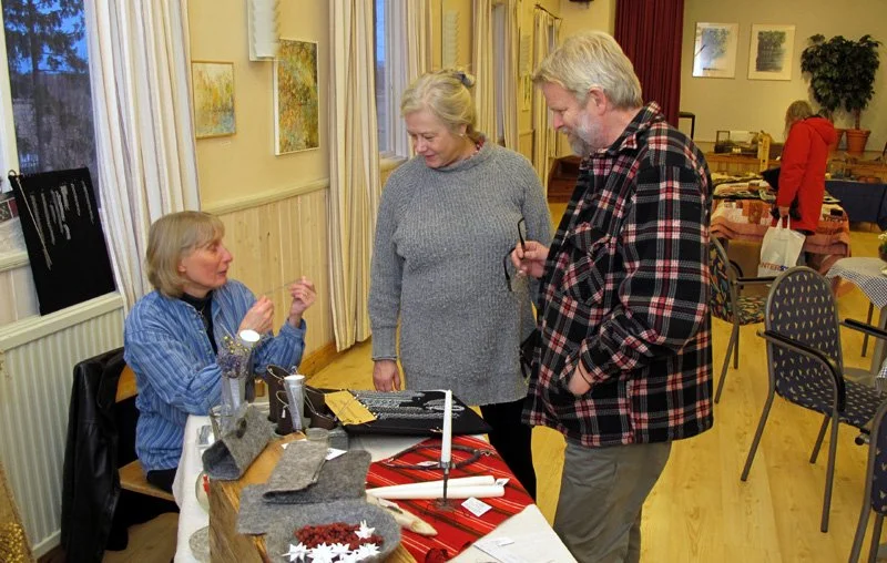 Björn Berglund med hustru Britt-Marie Öberg i samspråk med Karin Westberg, som ställde ut och sålde eget konsthantverk, se bilderna nedan. 