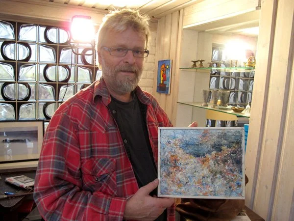  Björn målar nu helst med vattenlöslig oljefärg, då han gärna experimenterar med vatten för att få en mjuk och vilsam färg. 