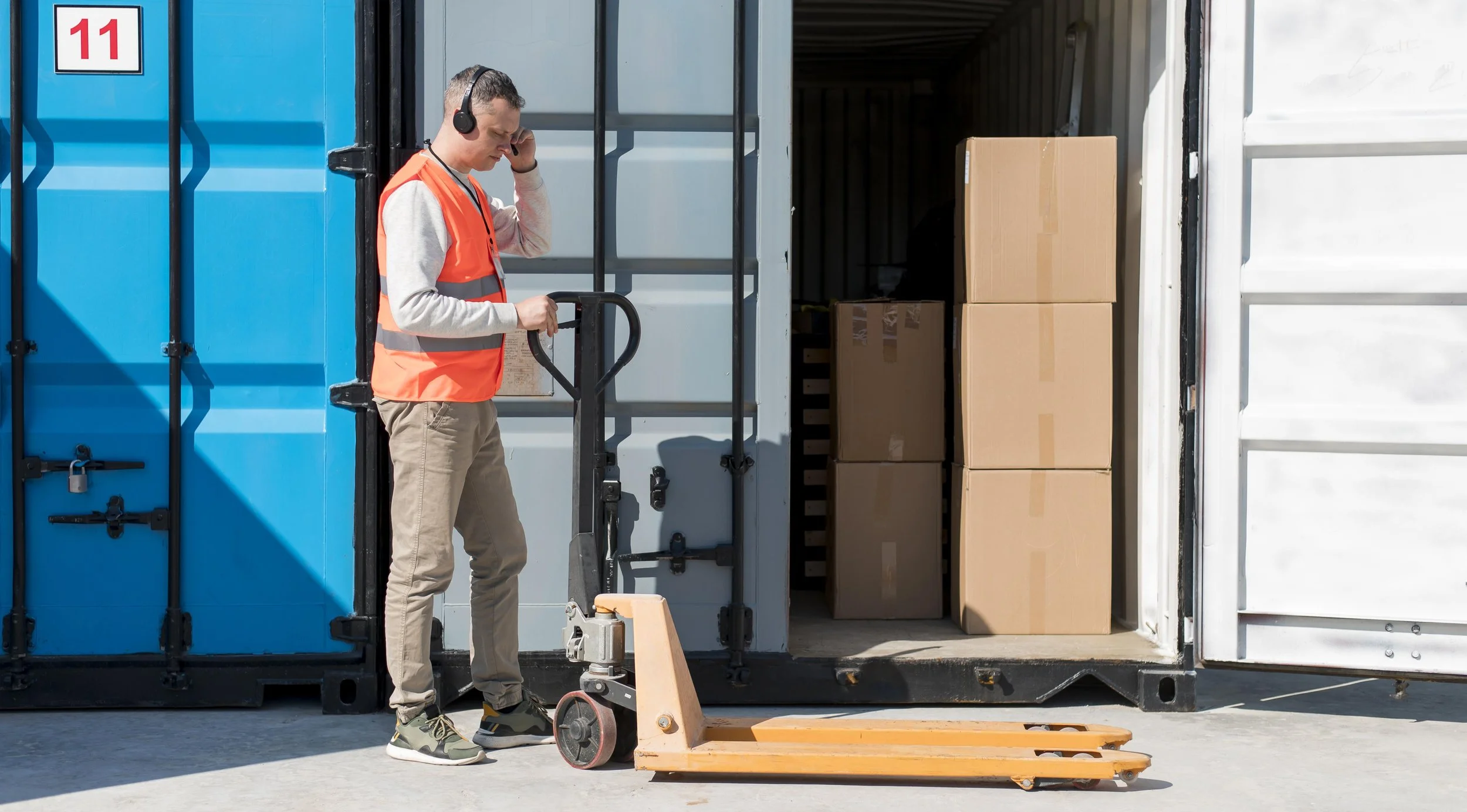full-shot-man-with-pallet-truck.jpg