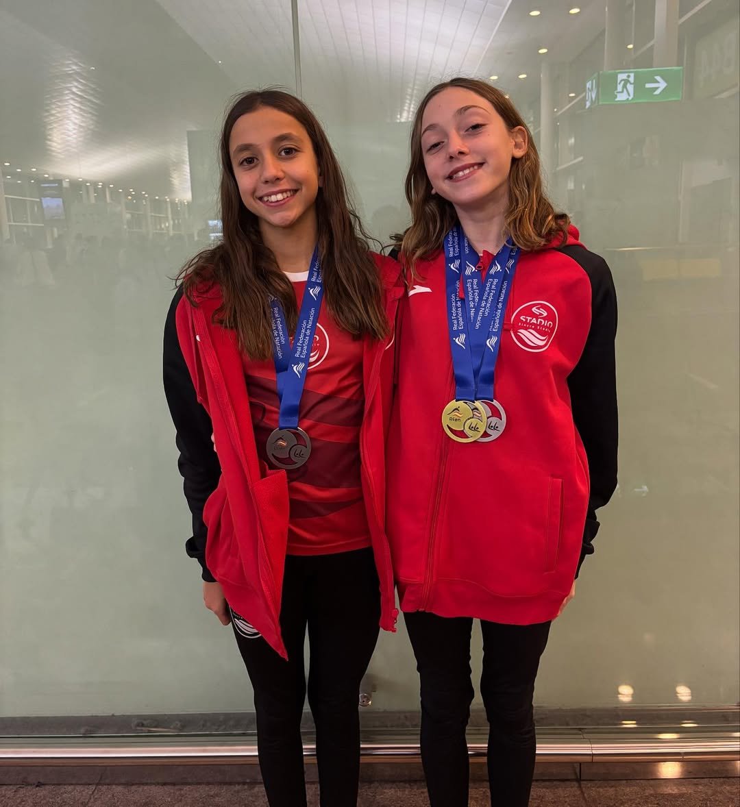 Amaia y Lola de Sincro Stadio lucen sus medallas del Campeonato de España de Figuras Infantil..jpg