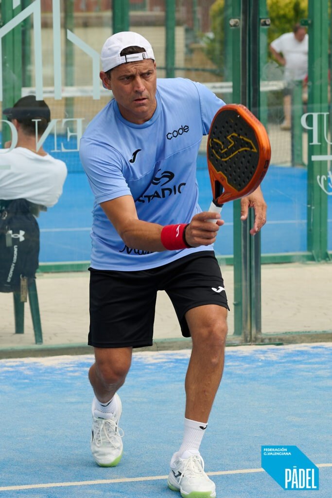 jugador-stadio-alicante-golpe-padel-primera-categoria.jpg