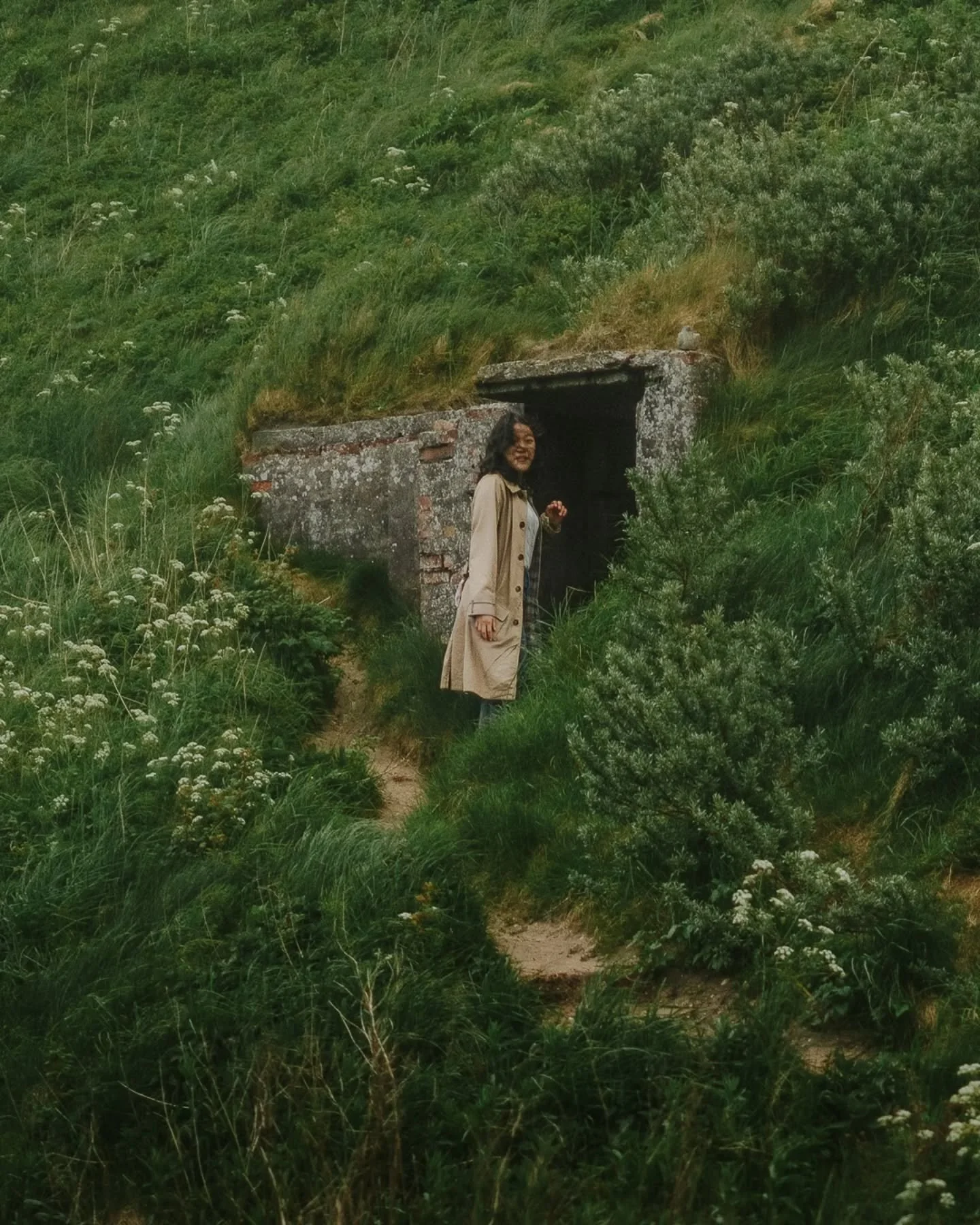 Some more pictures coming from the amazing session in Northwest Denmark this spring. Still so in love with the vibrant greens and blues of the cliffsides there. 

🏷️️ portrait session, storytelling, movie scene, documentary style, film look, nostalg