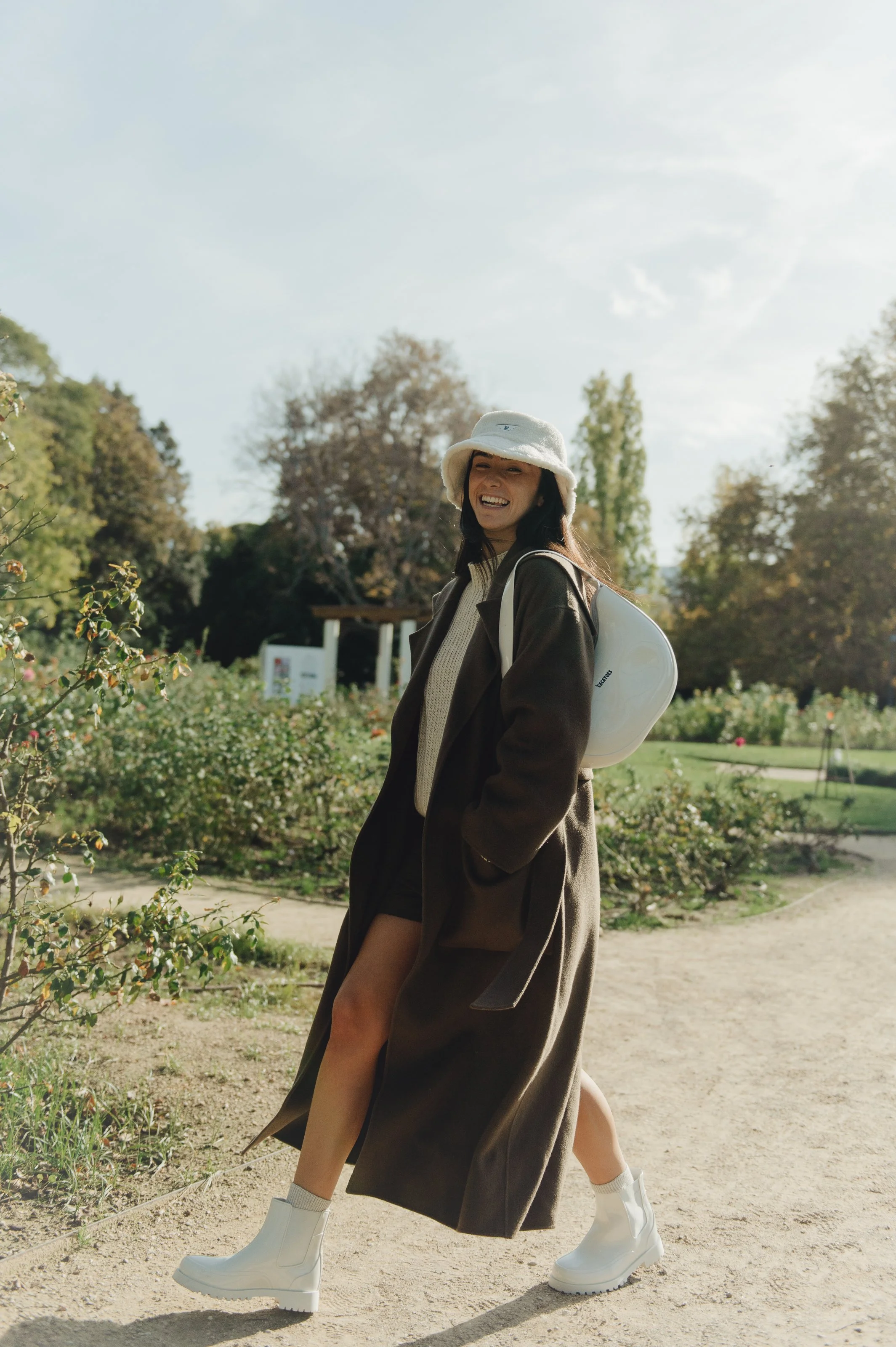 Photographie femme qui sourit dans un parc