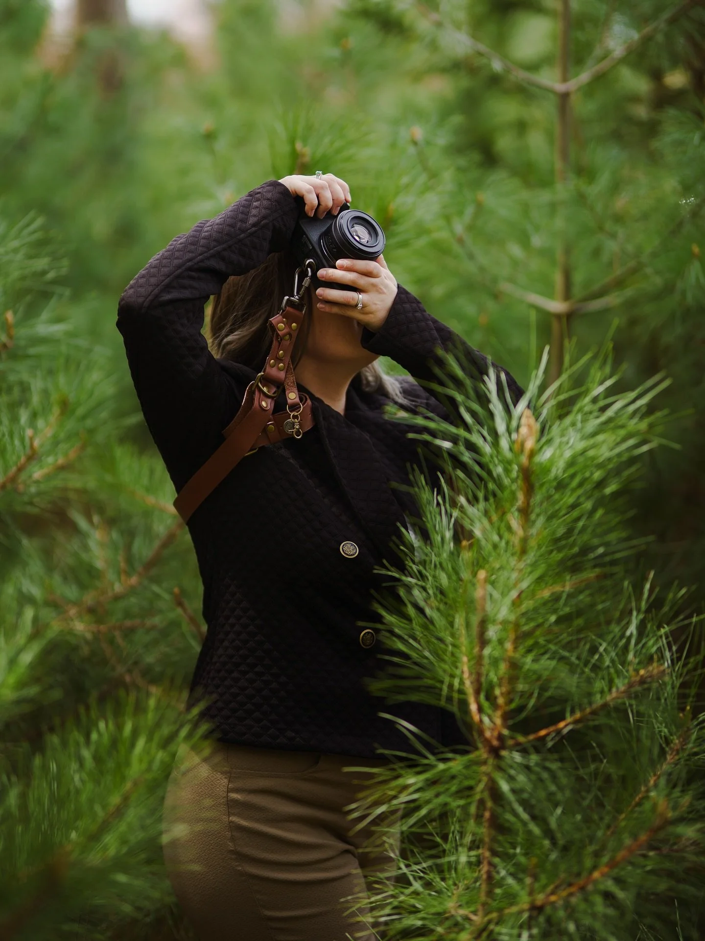 Hi, I’m Janine, the heart behind The Tied Vows 💍
I live for capturing those real, wild, sealed-with-love moments that make your wedding truly yours.
Based in Ottawa Ontario & Quinte West Ontario💛
👉 If you’re about real moments, h
