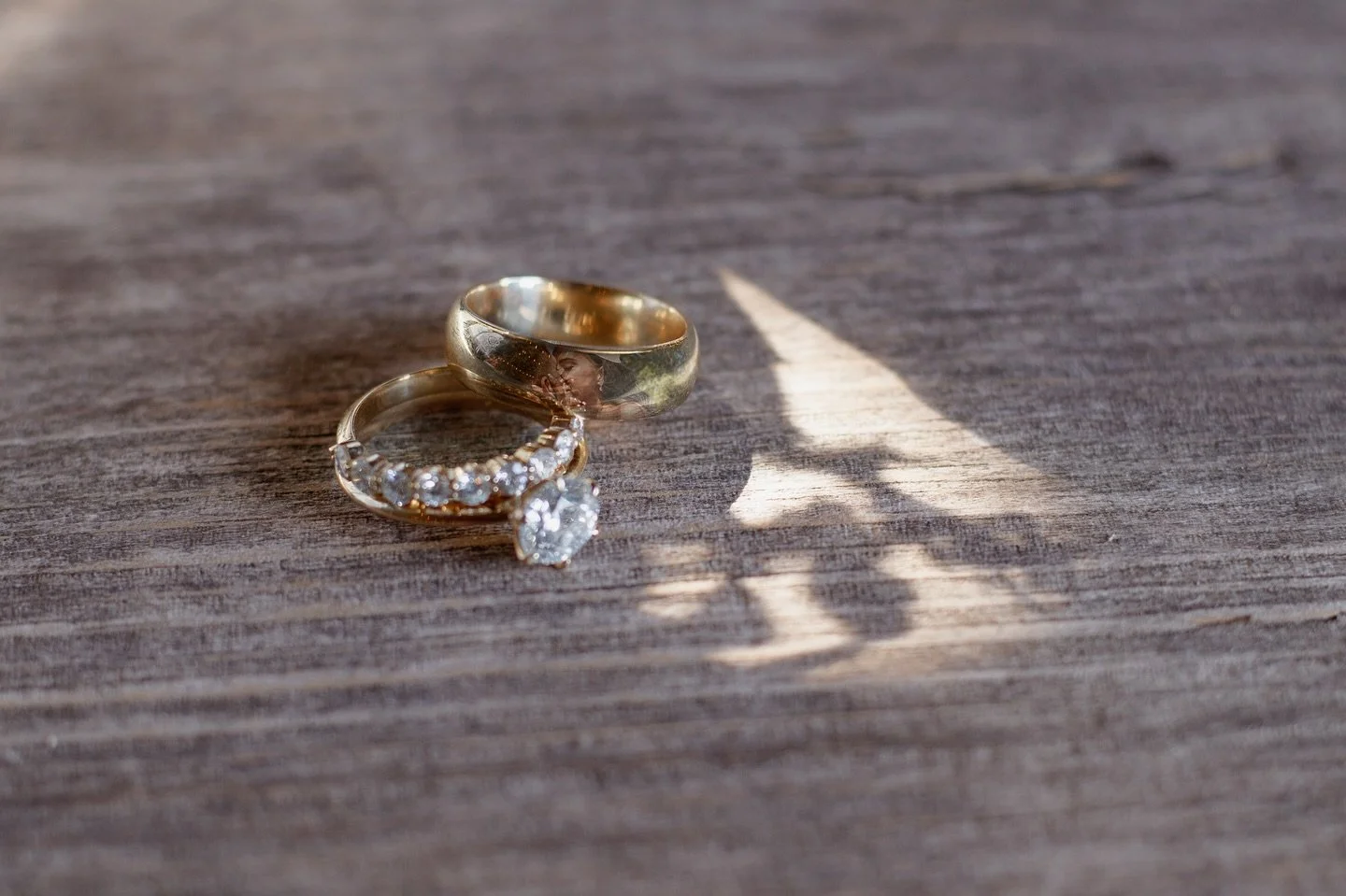 ✨ Did you catch it? Look a little closer… every image I deliver holds a story, and sometimes even a hidden one.
Just like these rings, there’s more than meets the eye — a reflection, a detail, an Easter egg that makes your gallery