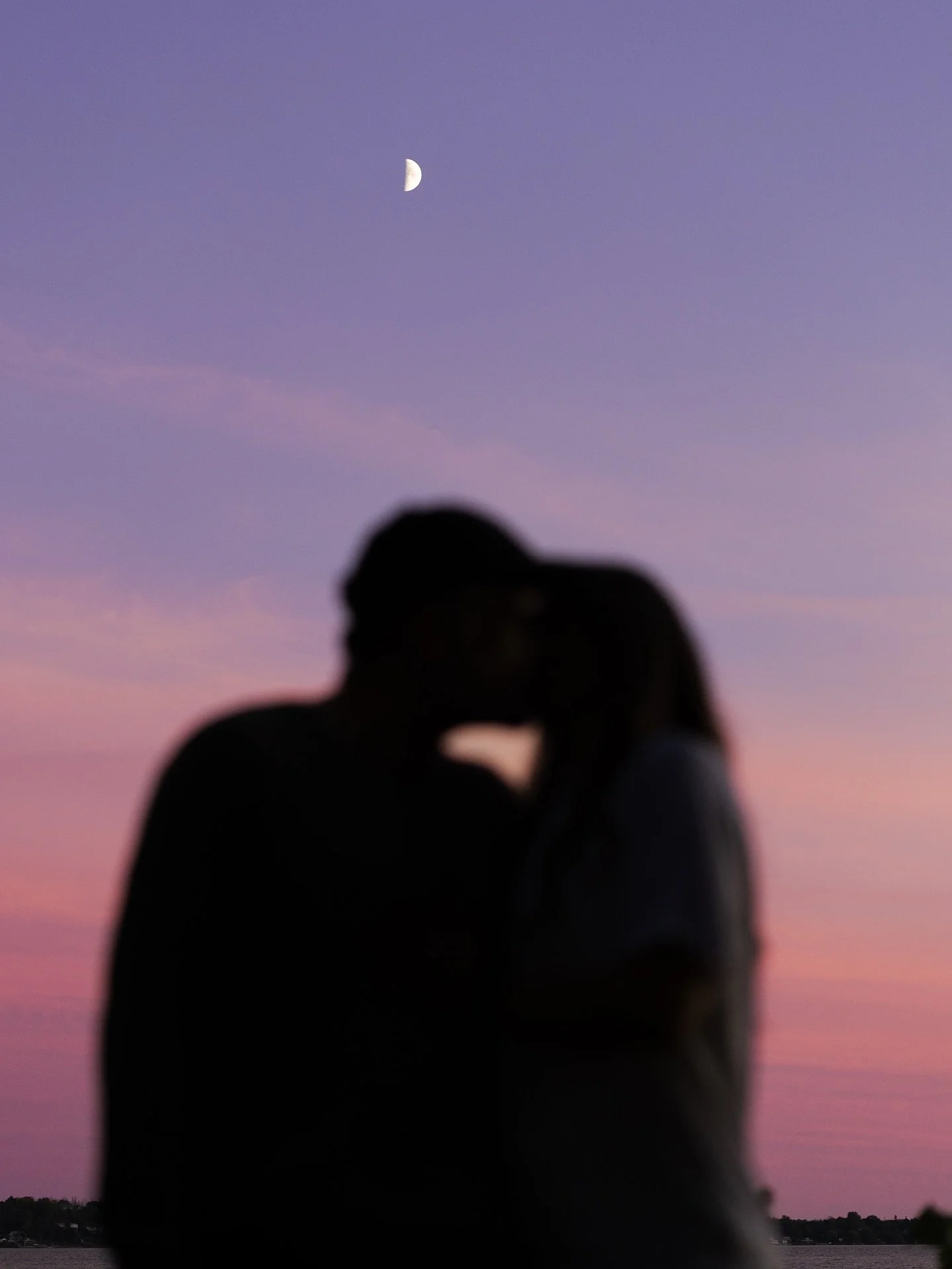 Chasing Silhouettes &amp; Sunsets 🌅✨
Because love always looks its best under a painted sky.

💋 Why Book Your Sunset Session with @thetiedvows

✨ Next-Day Sneak Peeks
Because you shouldn&rsquo;t have to wait to relive the love you just lived.

💋 R