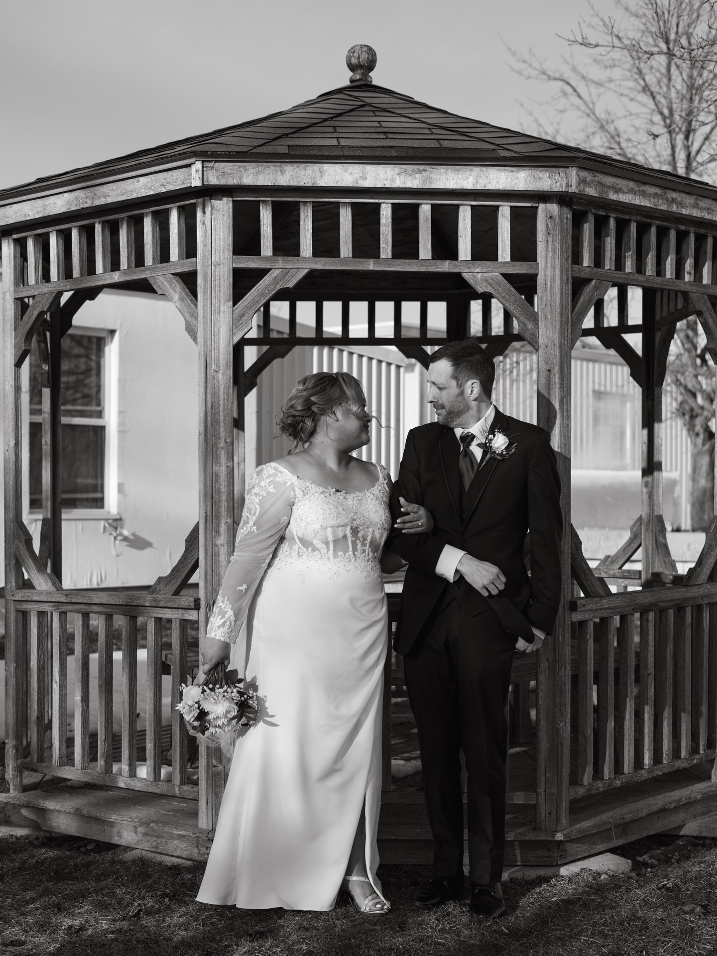 A little late sharing these&hellip; but moments like this are never late. 🤍

Black and white has a way of slowing everything down. It removes the noise and leaves only what matters: connection, emotion, and the beginning of forever.

This is exactly