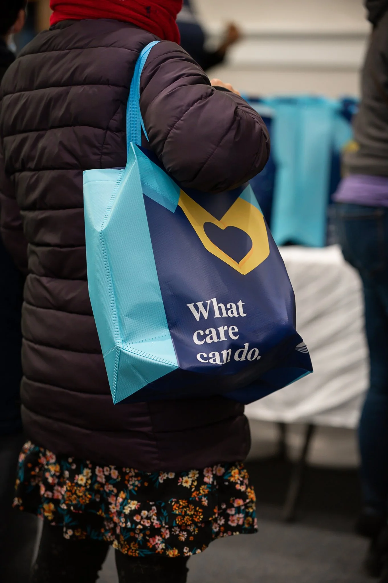 photo of woman at a food pantry holding a tote bag from united healthcare. photo taken by expert event photographer in detroit and se michigan