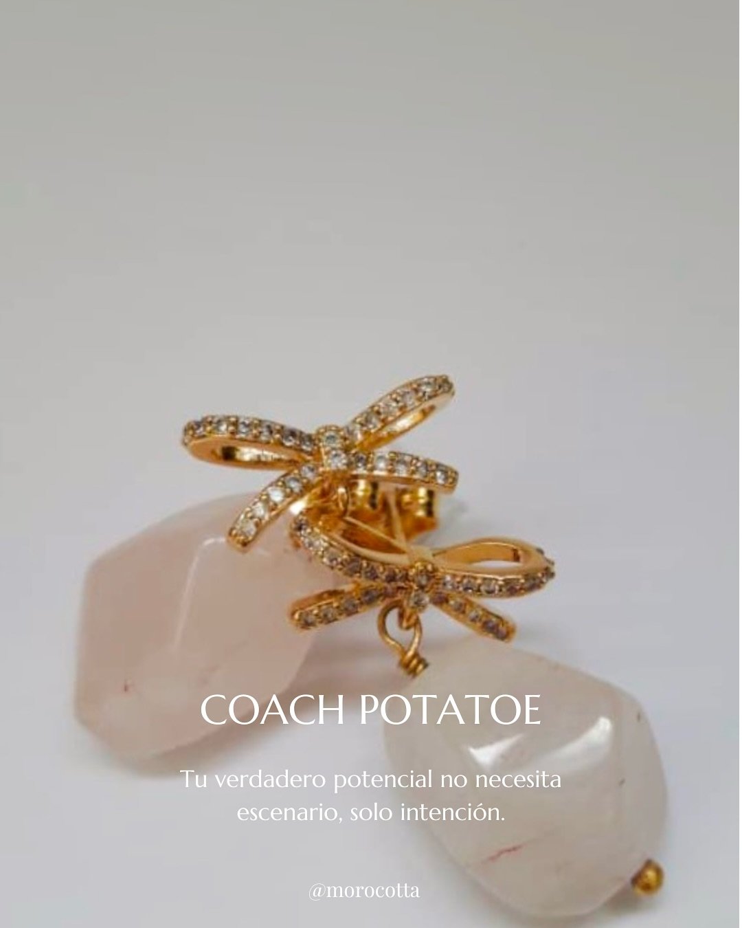 &iquest;Y si te dijera que los d&iacute;as caseros tamo pueden brillar? 

Dentro de nuestra colecci&oacute;n encontrar&aacute;s nuestro zarcillo &ldquo;Coach Potatoe&rdquo; con circones es la prueba de que lo c&oacute;modo tambi&eacute;n puede ser el