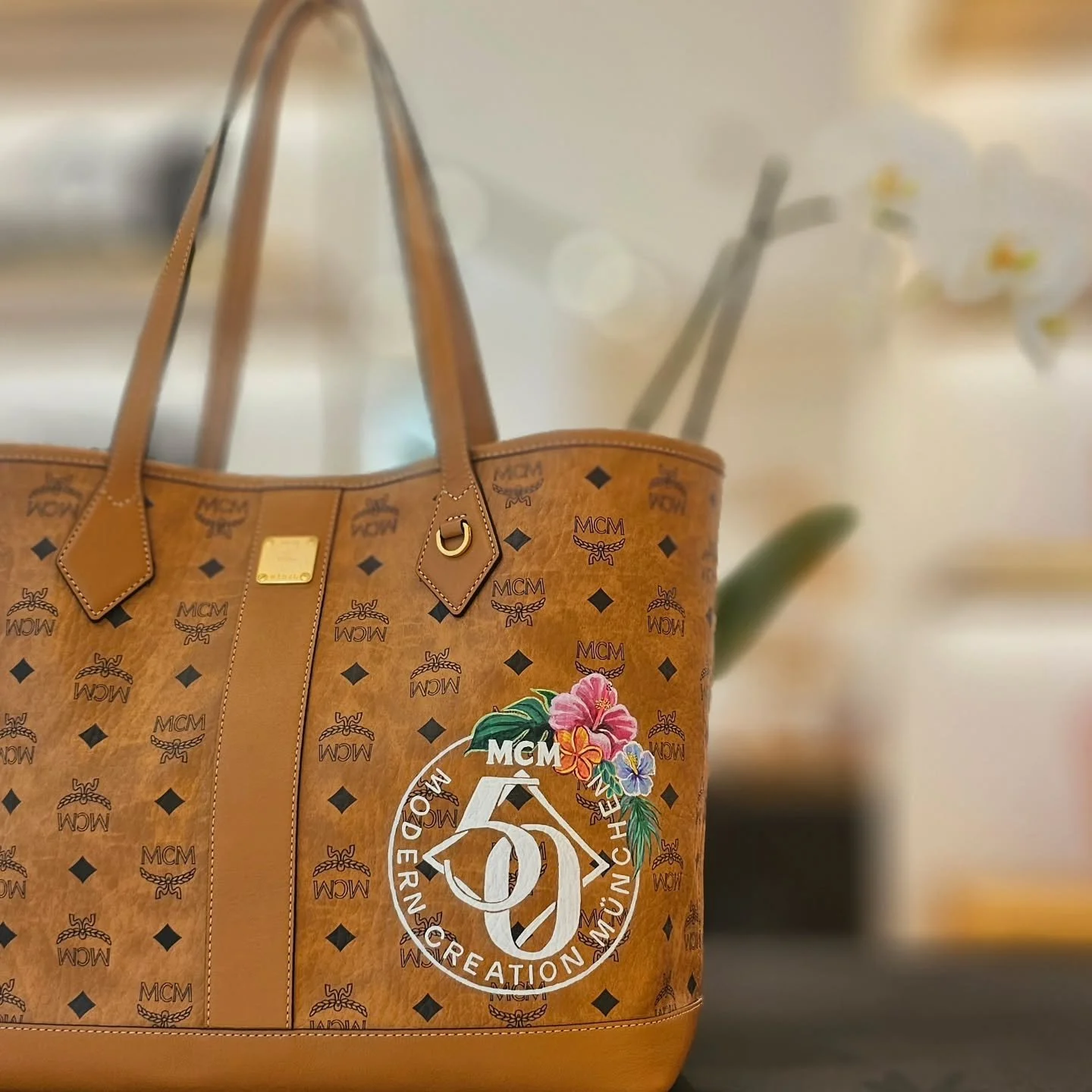 What I painted this past weekend at MCM 💐it was their 50th anniversary~

Thank you @mcmwaikiki and @drawntogethernyc 
.
.
.
.
.
.
.
.
.
.
#luxuryartist #handpaintedbag #custombag #mcm50 #mcmworldwide