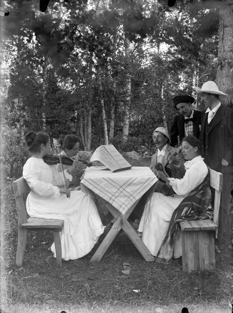 Ellen Thesleff w friends.jpg