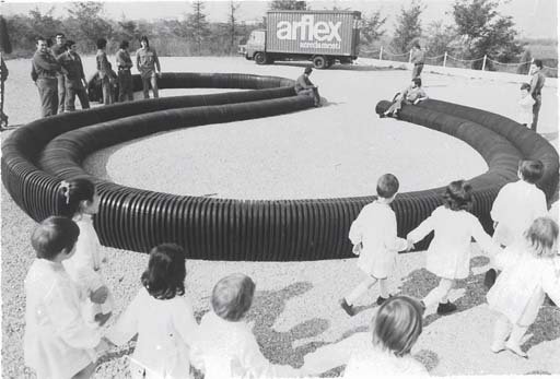 Serpentone sofa for Arflex (1971): This is a continuous seating solution created by the union of polyurethane slats.
