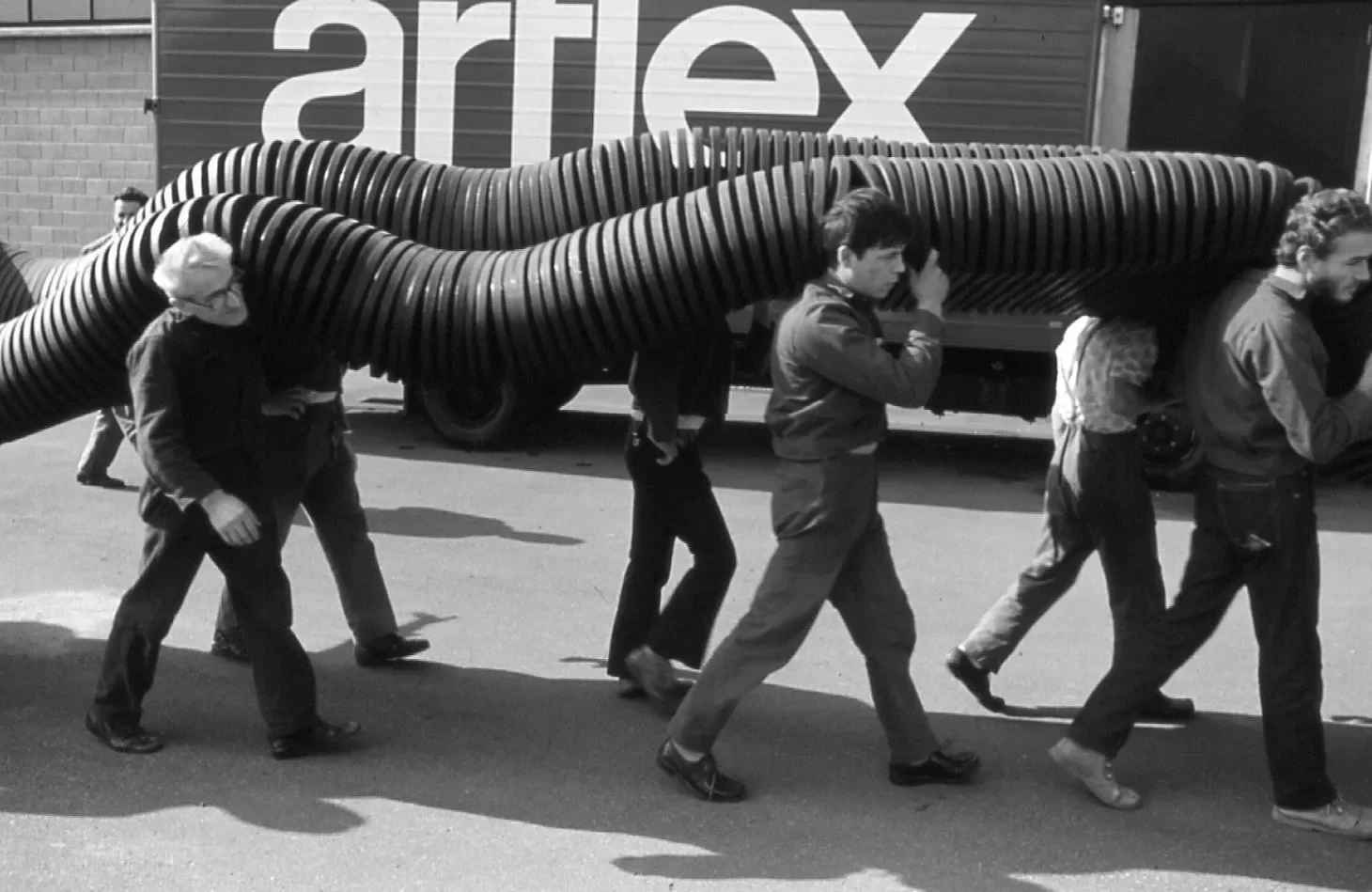 Cini Boeri's Serpentone Sofa at Arflex's factory 1971