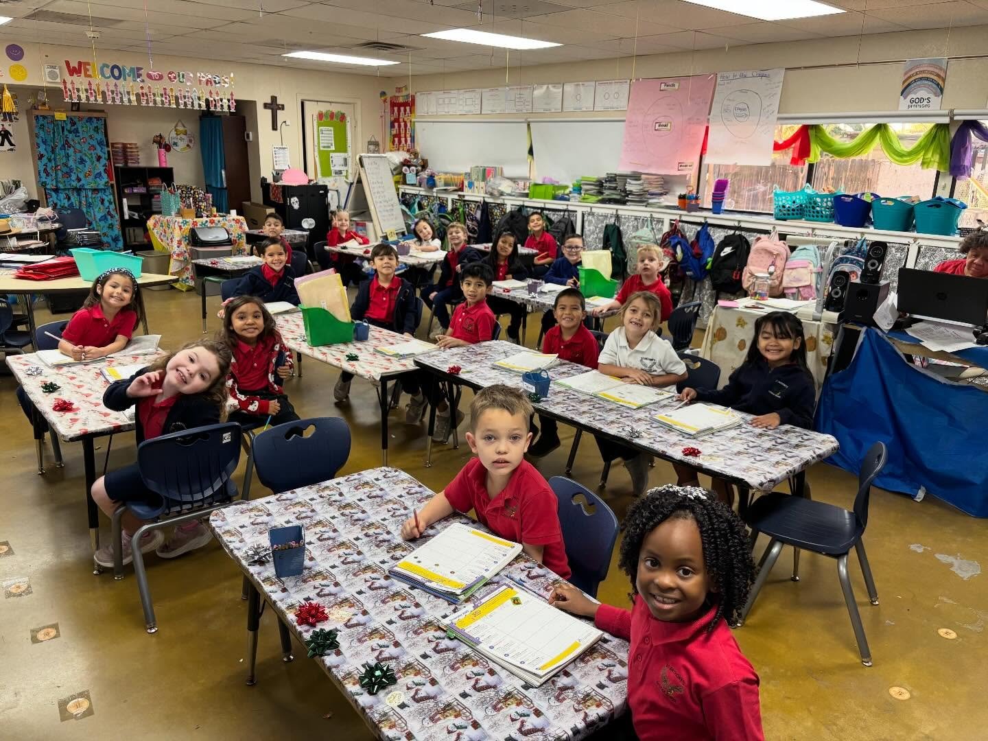 Smiles, surprises, and lots of Christmas wrapping paper! 🎁🎄 Our kindergarten students loved the special surprise from their classroom elf, Richard.