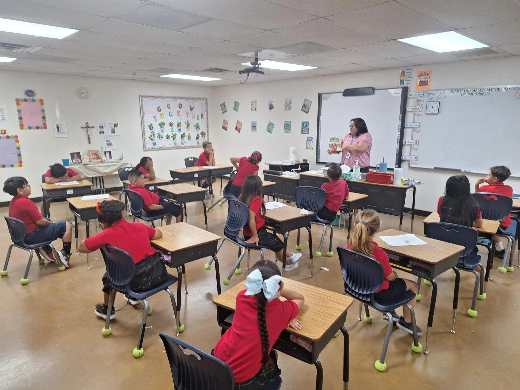 Story Time with Principal R!
Our 3rd graders enjoyed Everyone Loves Bacon by Kelly DiPucchio and Eric Wight. After the story, students were encouraged to think independently and come up with their own responses and takeaways from the story.