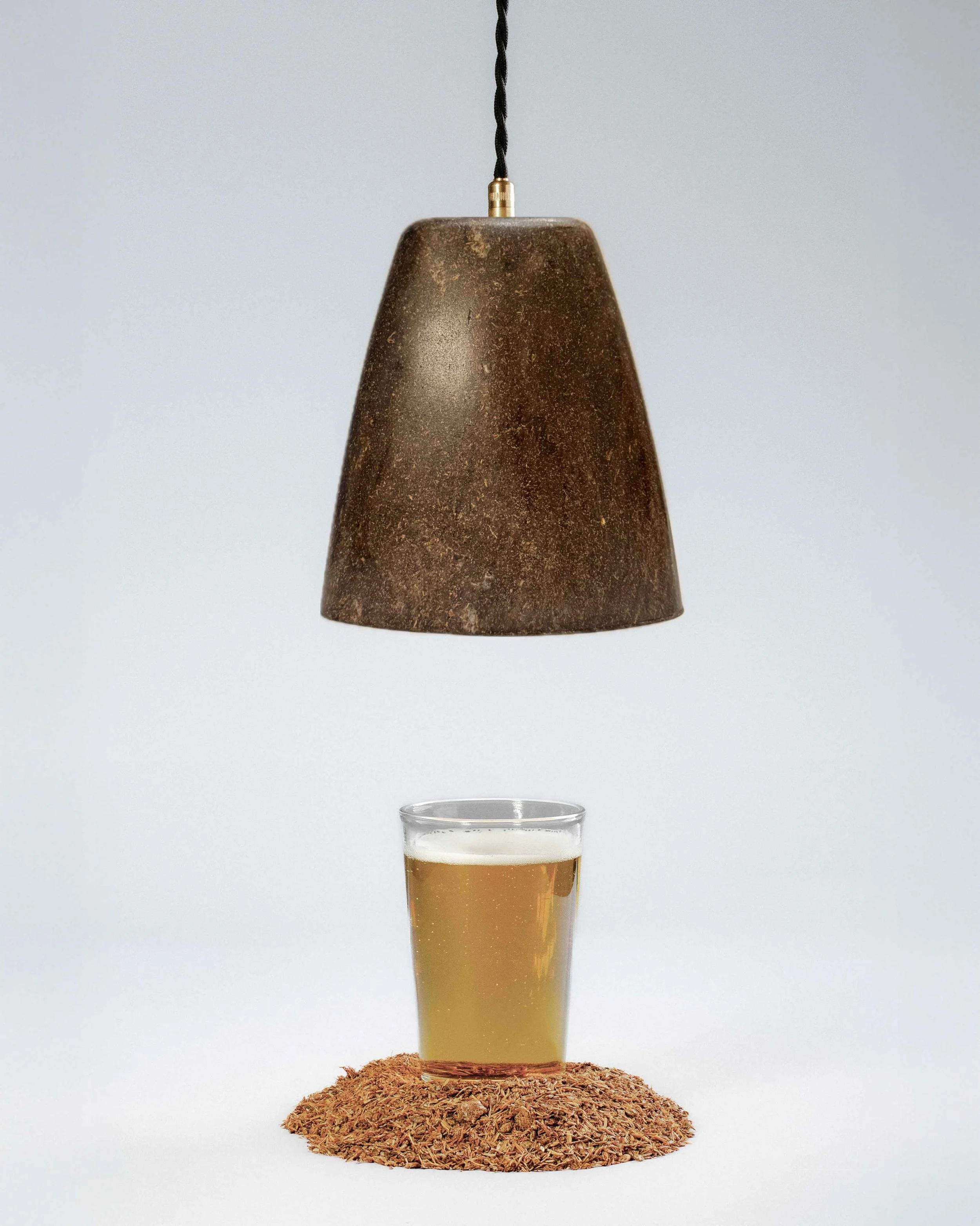 Encore! Biomatériaux - Ōmbra : lampe suspendue conçue à partir de déchets de bière ( drêches de bière surcyclées )