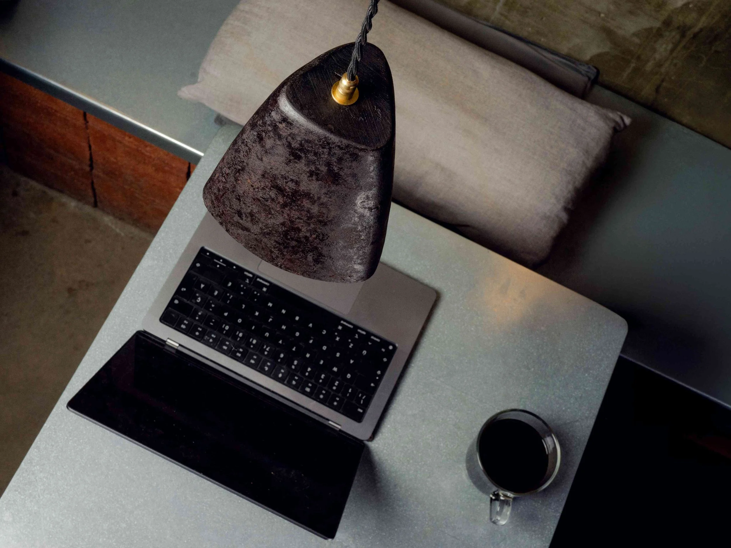 Encore! Biomatériaux - Ōmbra : lampe conçue à partir de déchets organiques
