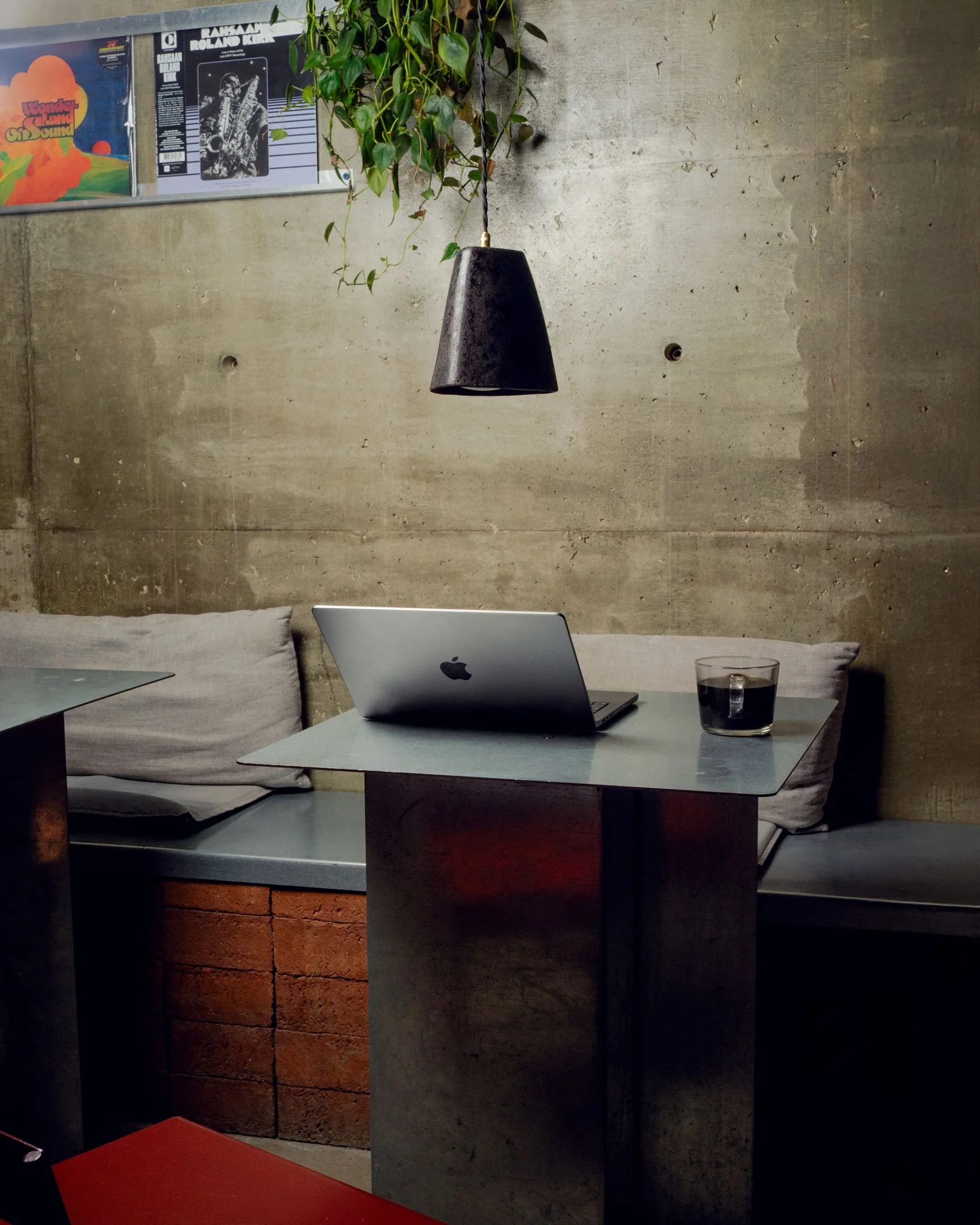 Encore! Biomatériaux - Ōmbra : lampe suspendue conçue à partir de déchets de café ( marc de café surcyclé )
