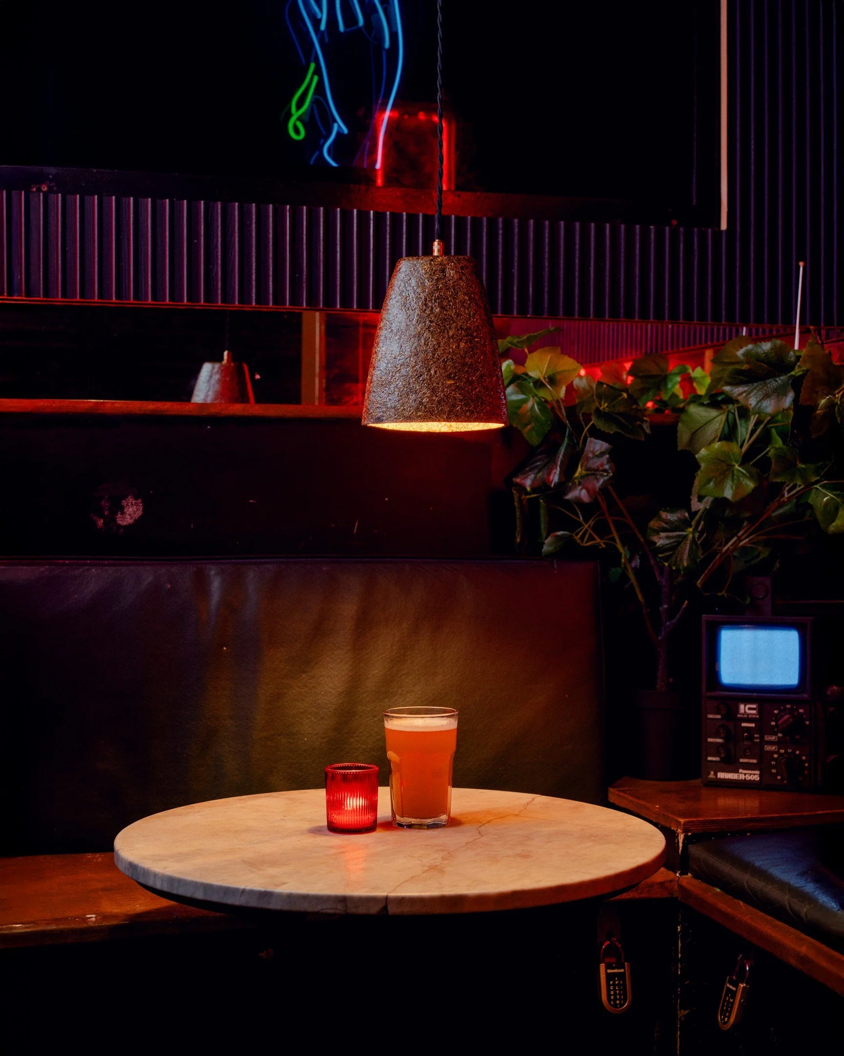Encore! Biomatériaux - Ōmbra : lampe suspendue conçue à partir de déchets de bière ( drêches de bière surcyclées )