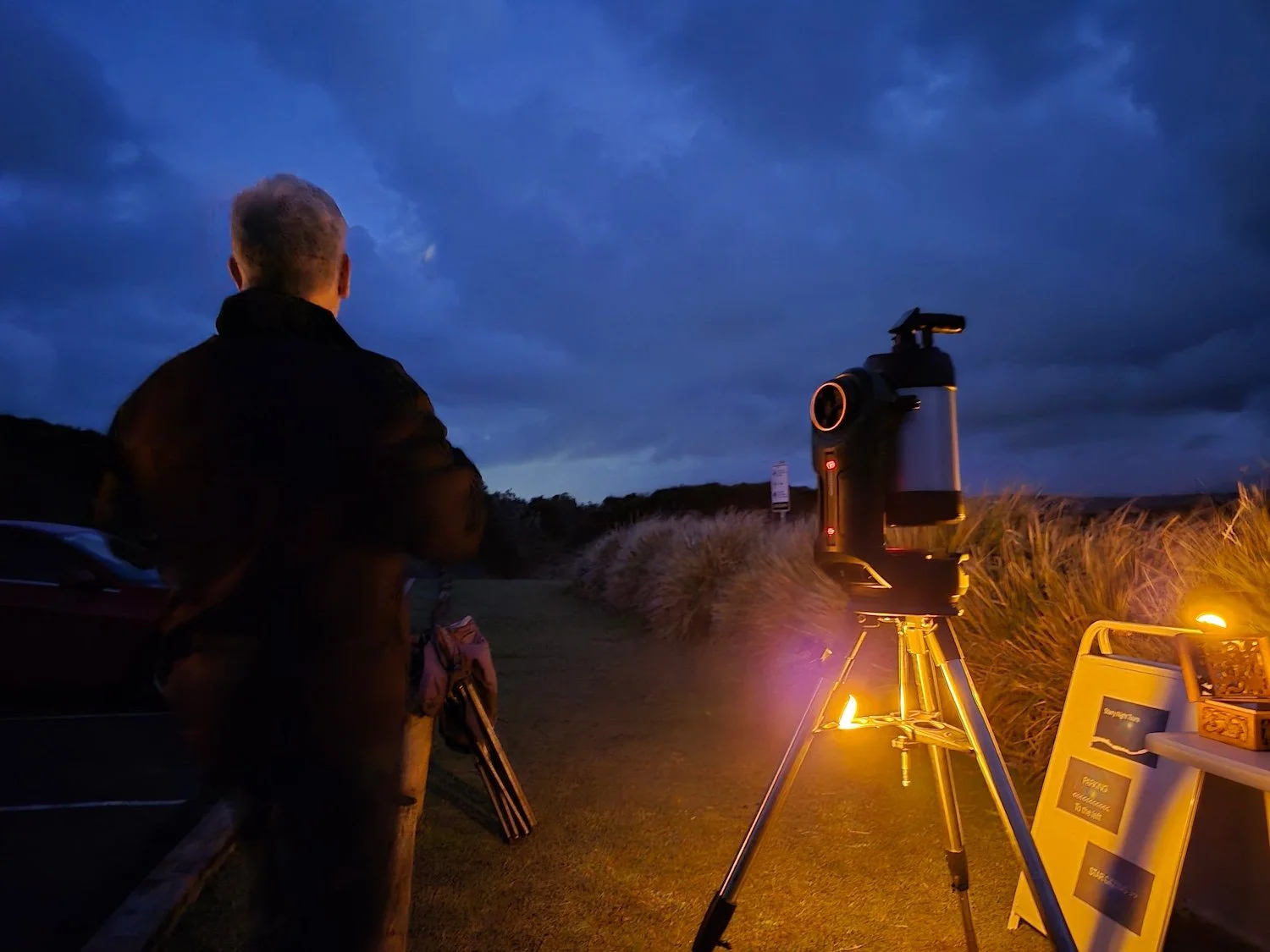 Gordon-Nurse-at-dusk-at-Emerald-Beach-Coffs-Harbour-with-Celestron-telescope.jpg