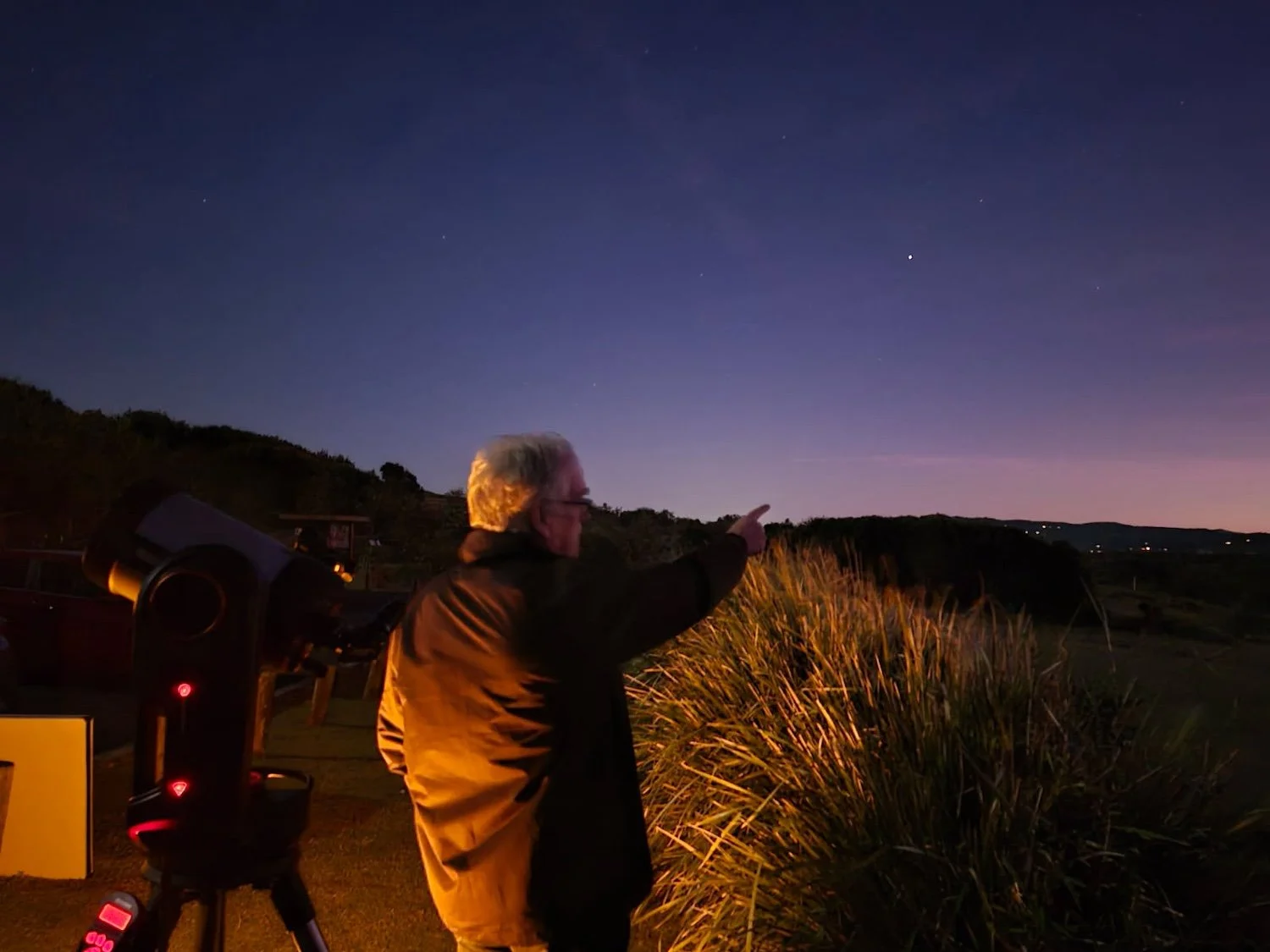 Gordon-Nurse-owner-of-Starry-Night-Tours-pointing-to-kangaroo-at-Look-At-Me-Now-headland-in-Emerald-Beach-Coffs-Harbour.jpg