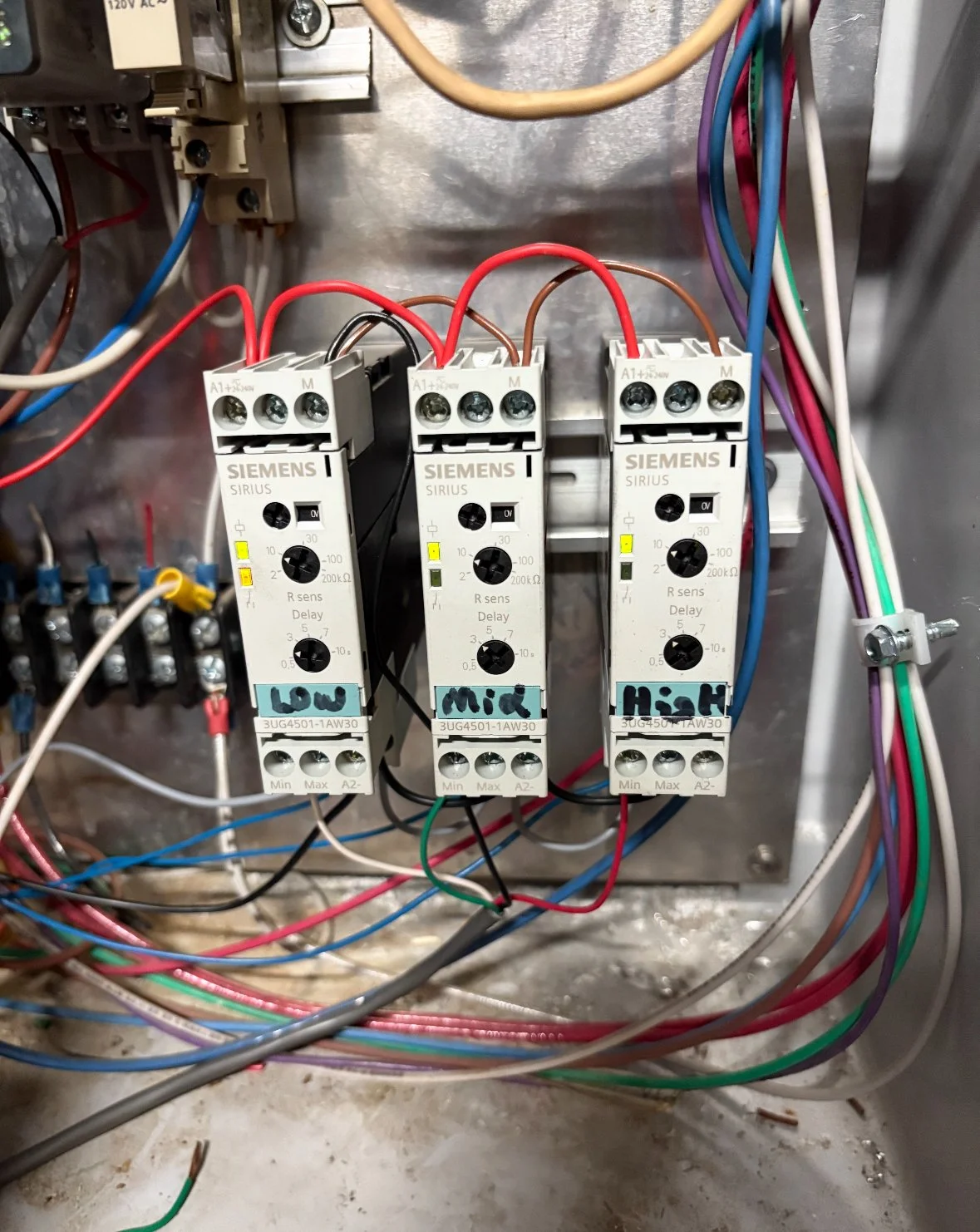 This liquid level relay communicates to the control inside the tank in the previous picture, replacing frequently failing float probes. No more replacement costs, and the pump operates at a lower speed, increasing cooling efficiency and milk storage 