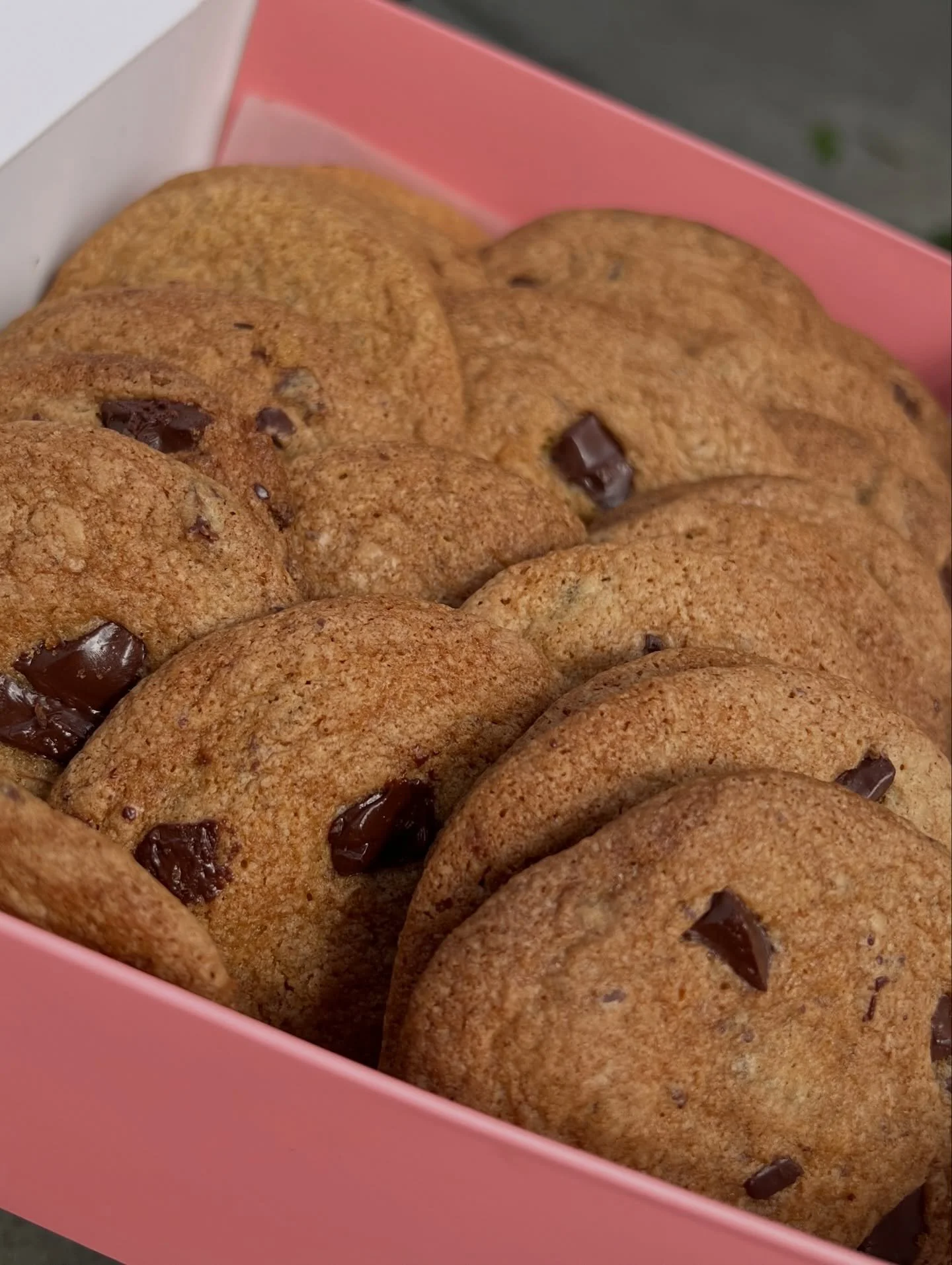 two dozen mini chocolate chunk cookies and one dozen mini double chocolate cookies.. which box are you reachin towards first? 🤭

#sanjosefoodie #bayareaeats #sanjosecookies #bayareabaker #bca408