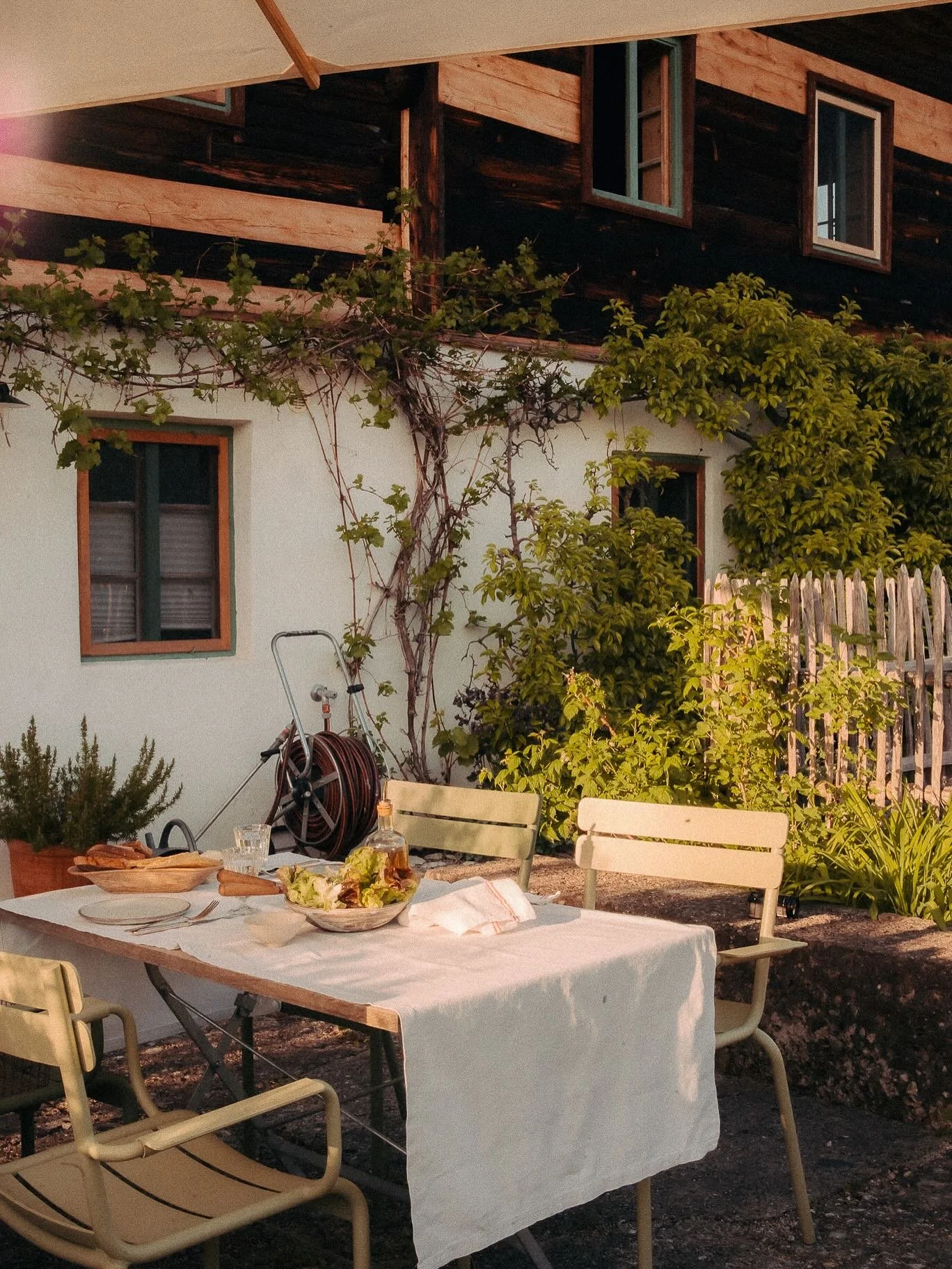 Lass deinen Tag mit einem entspannten Fr&uuml;hst&uuml;ck auf der Terrasse beginnen. Traumwetter, Vogelgezwitscher, Bergblick. K&ouml;nnte kaum sch&ouml;ner sein&hellip;
#altegendarmerie&uuml;bersee #ueberseeamchiemsee #chiemsee #chiemgau #slowtravel