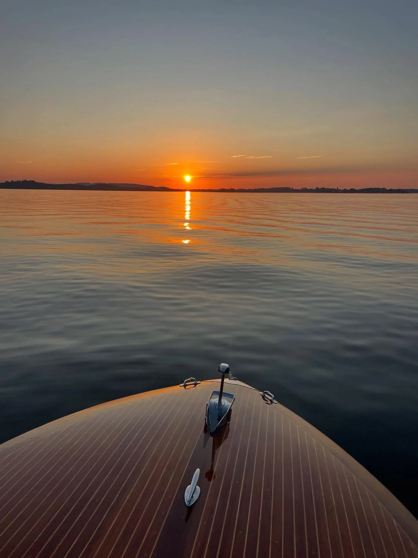 Die Sonnenunterg&auml;nge sind zur Zeit wieder unbeschreiblich sch&ouml;n. Sommerabende am #Chiemsee sind einzigartig.
#altegendarmerie&uuml;bersee #ueberseeamchiemsee #chiemsee #sonnenuntergang