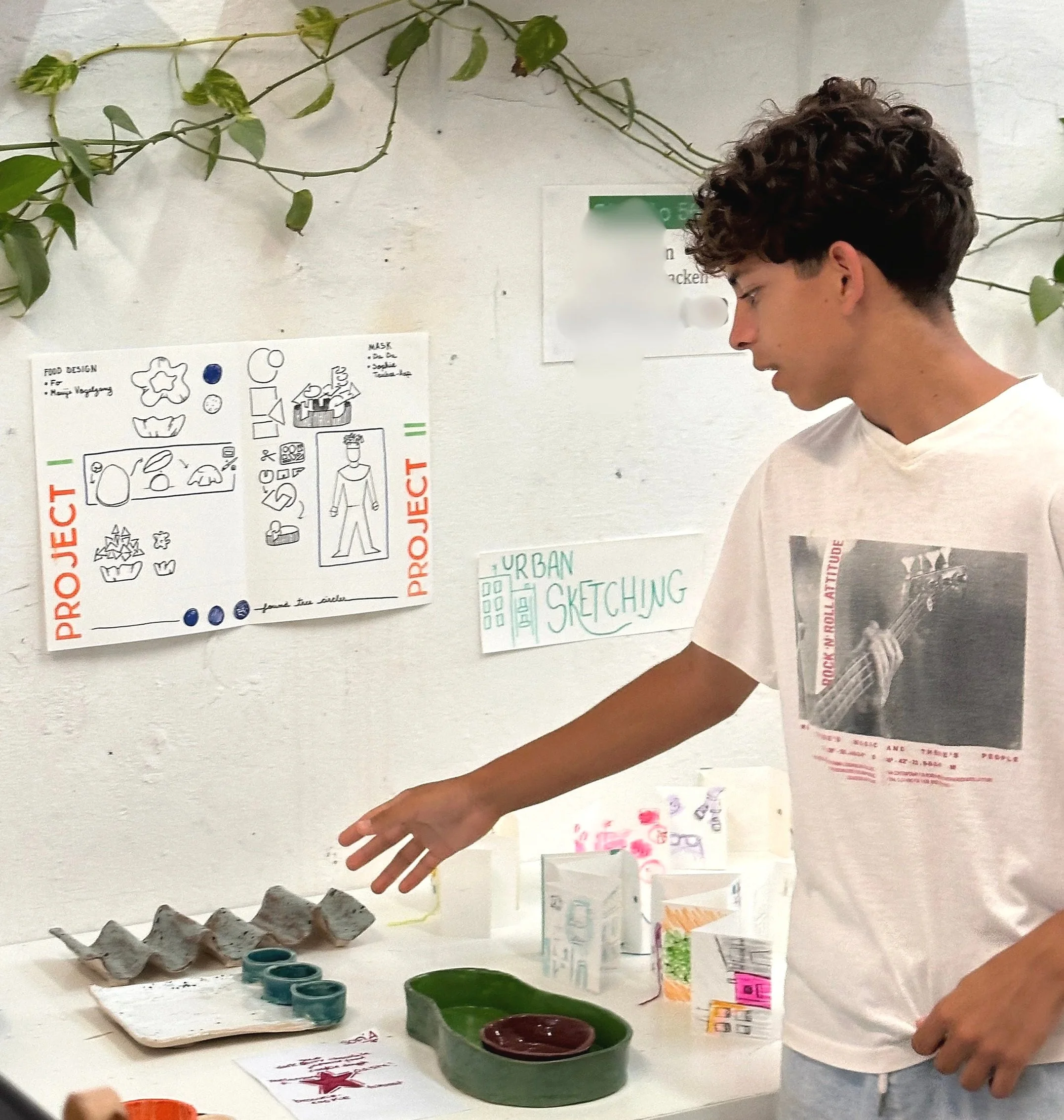 Classes d'anglès creatius a Barcelona. Presentacions de l'exposició de final de curs.