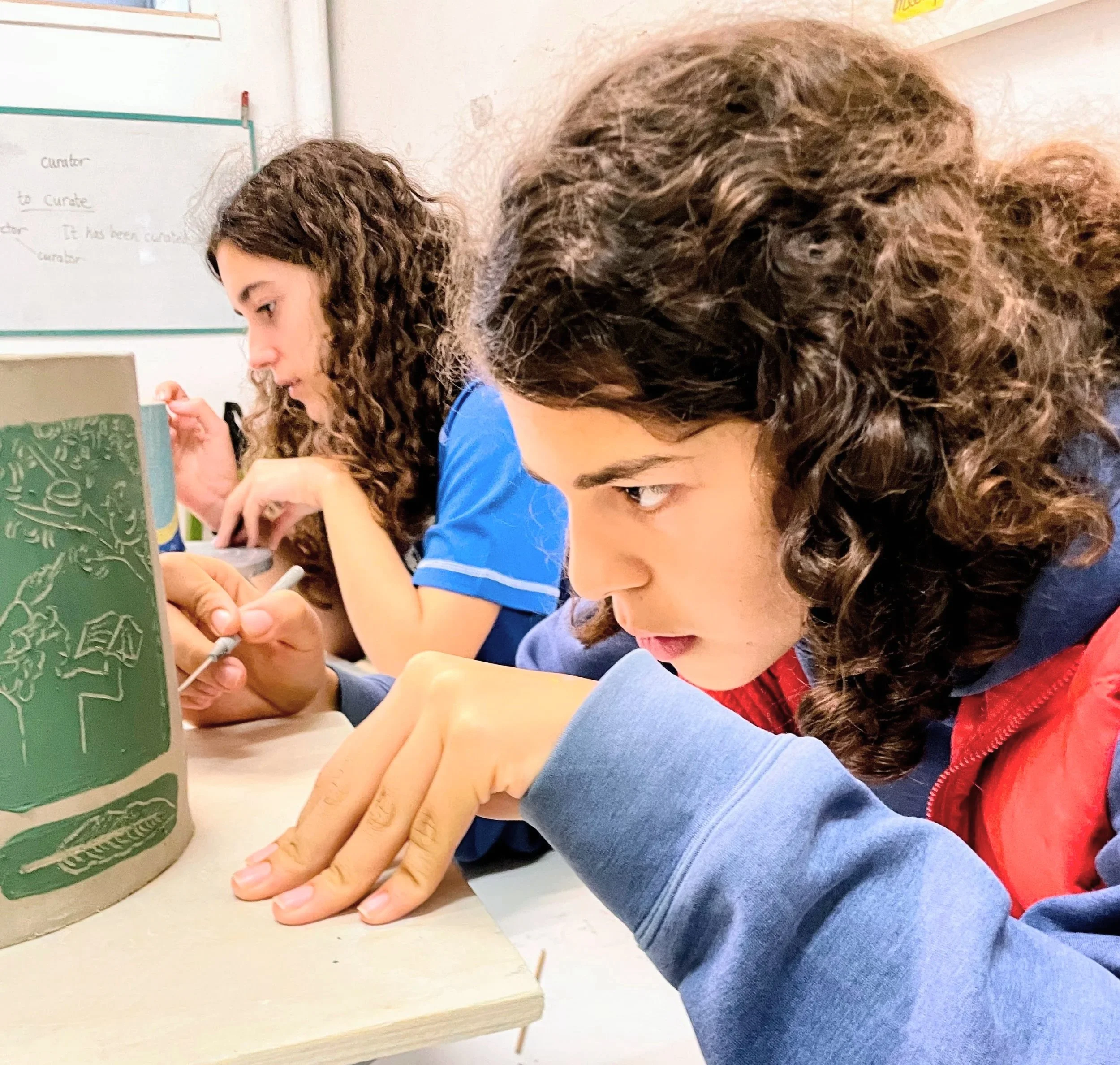 Clases de ingles creativos en Barcelona. Making personal vessels - inspired by Grayson Perry. ESO Extraescolares