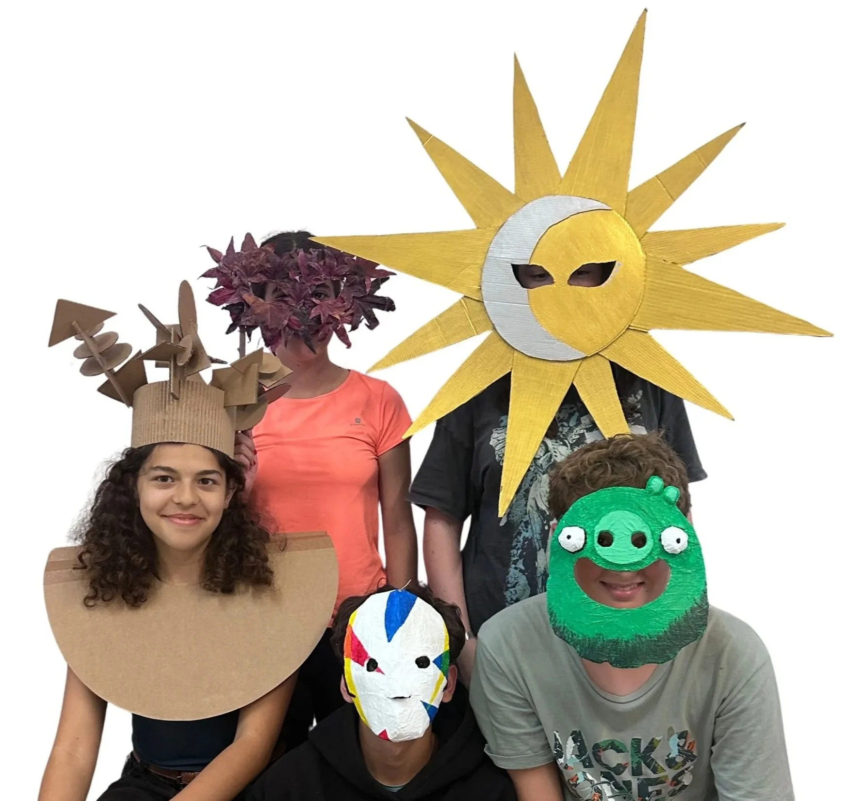 Classes d'anglès creatius a Barcelona. Màscares fetes per a una celebració inspirada en els artistes del moviment artístic DADA.