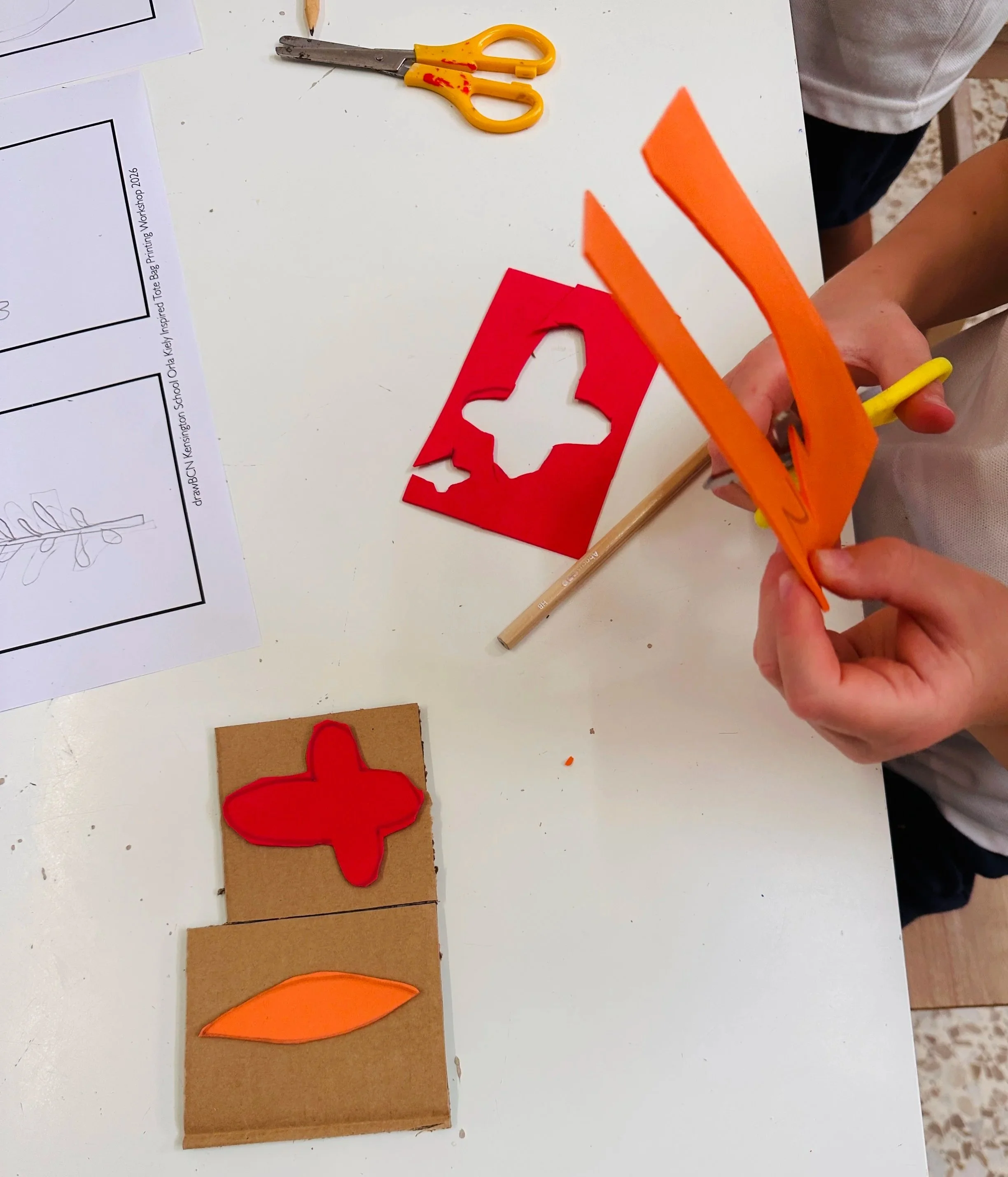 Orla Kiely KS1 fabric printing workshop. Children learn about colour identification, symmetry, and the basic features of a repeating pattern.