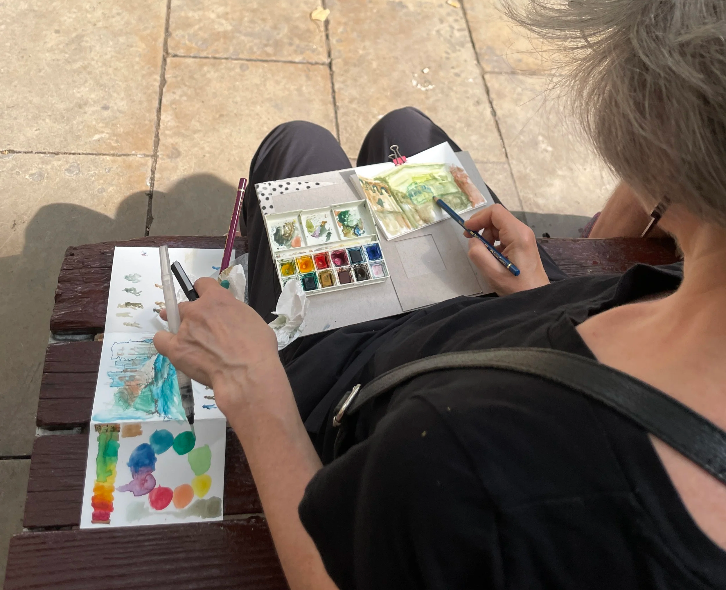 Watercolours in Plaça de Virreina, drawing and painting the buildings with watercolours.