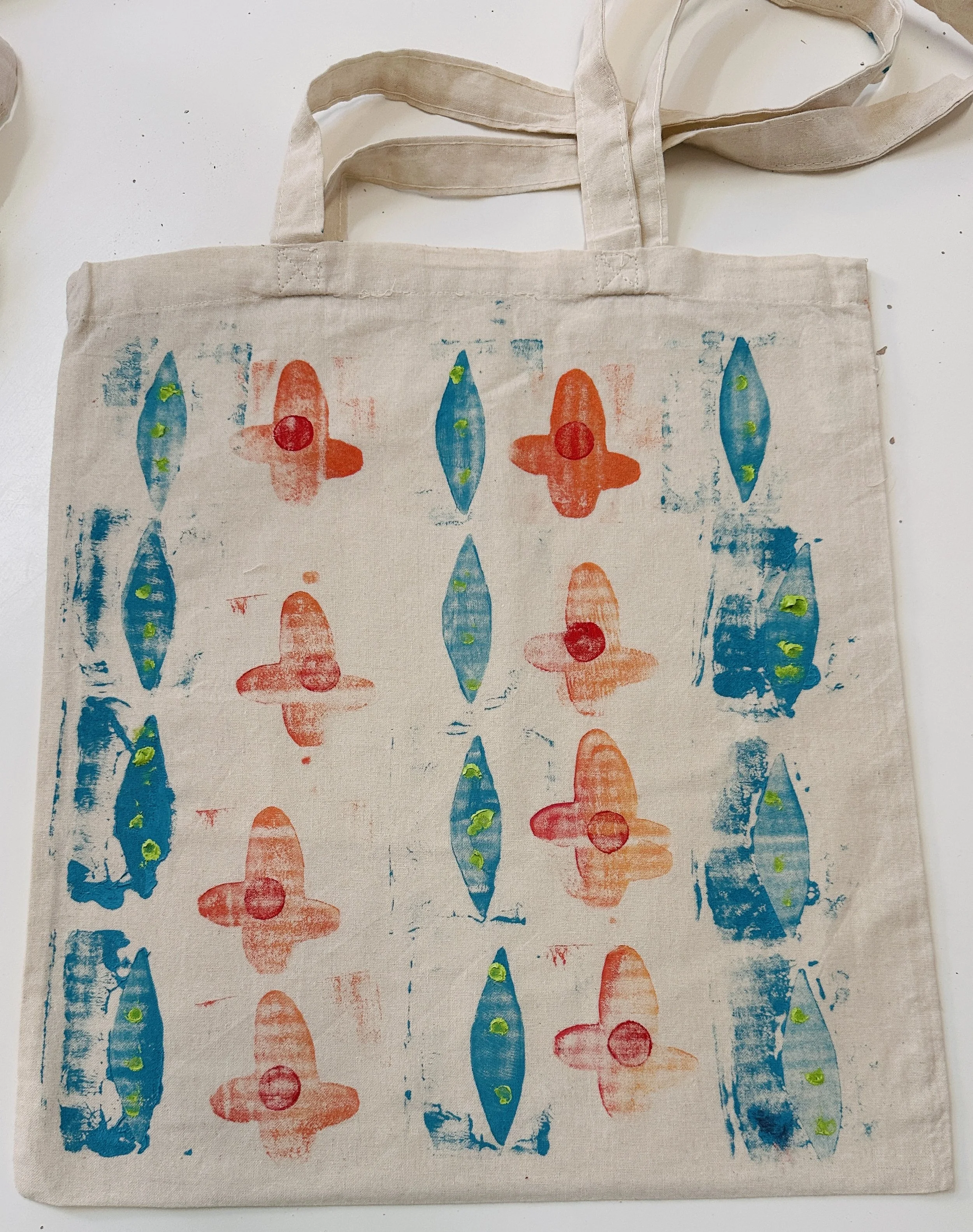 Orla Kiely KS1 fabric printing workshop. Children learn about colour identification, symmetry, and the basic features of a repeating pattern.