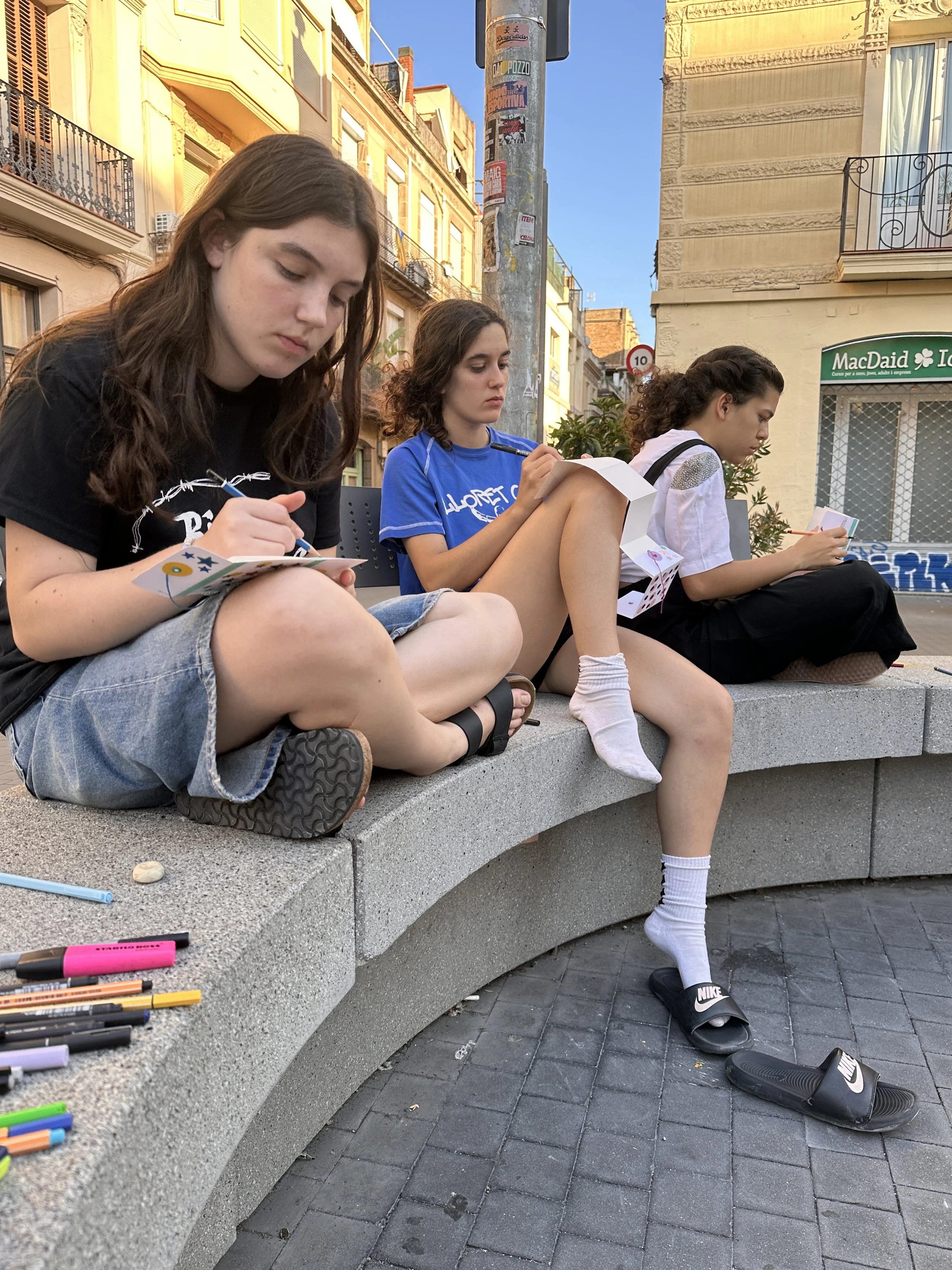 Classes d'anglès creatius a Barcelona. Urban Sketching per a adolescents a Barcelona - en quaderns de dibuix fets a mà
