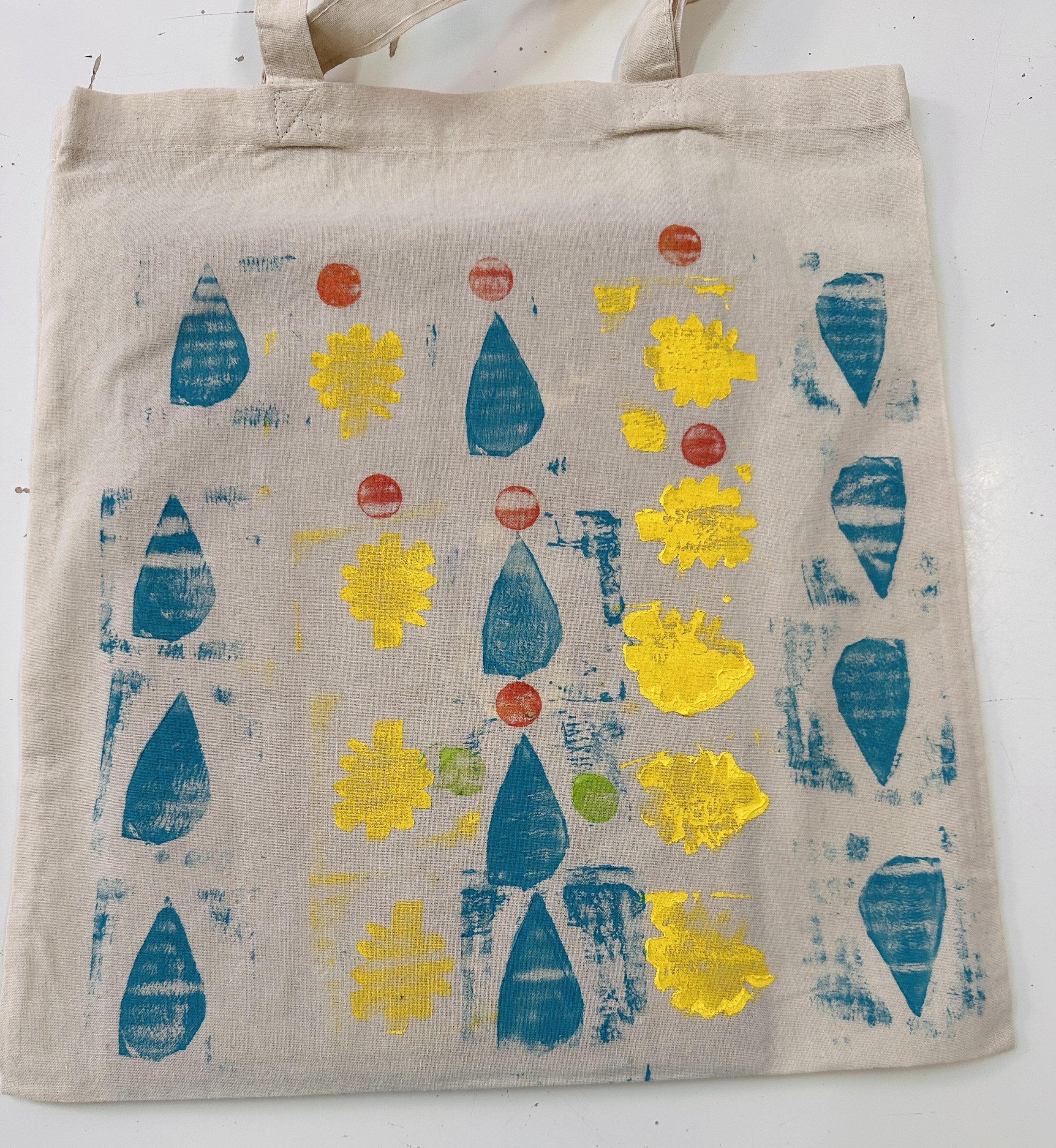 Orla Kiely KS1 fabric printing workshop. Children learn about colour identification, symmetry, and the basic features of a repeating pattern.