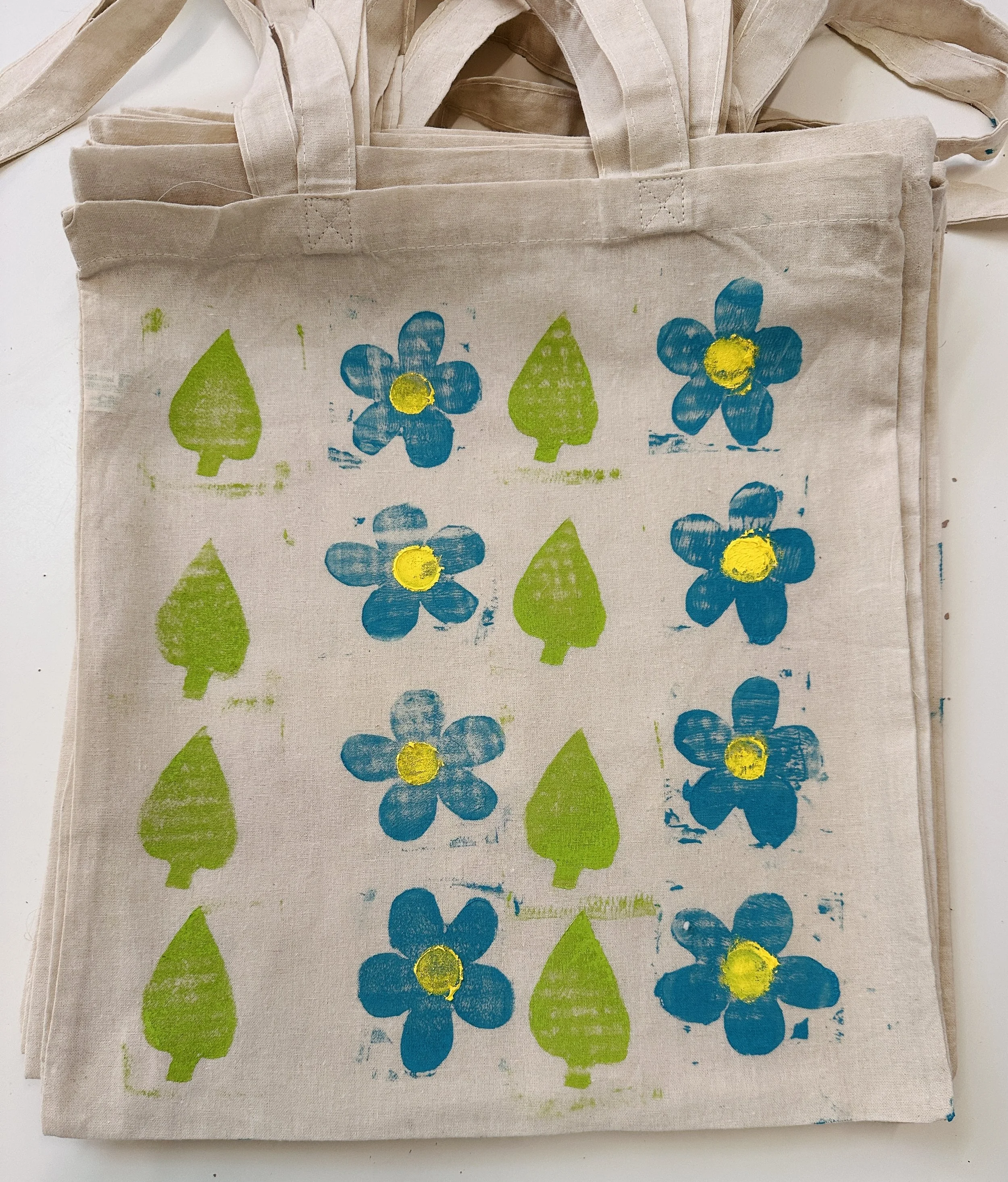 Orla Kiely KS1 fabric printing workshop. Children learn about colour identification, symmetry, and the basic features of a repeating pattern.