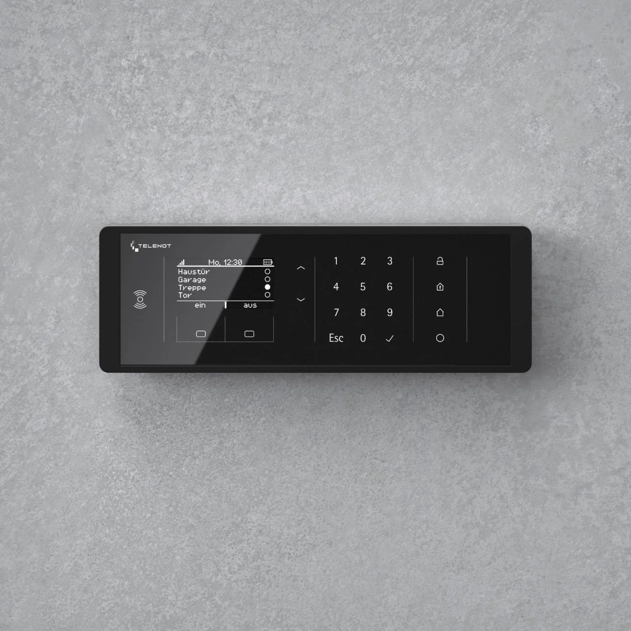 Schwarzes Telenot-Funkbedienteil in flachem Industrial Design auf Beton. Das UX/UI kombiniert ein klares Grafikdisplay mit kapazitiven Tasten und RFID-Feld für eine intuitive Sicherheitssteuerung.