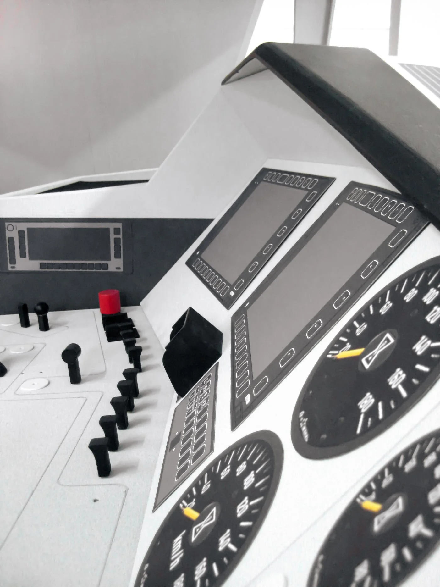 Das UX/UI-Design des Fahrerstands zeigt eine intuitive Bedienoberfläche mit digitalen Displays, analogen Rundinstrumenten und haptischen Schaltern für eine sichere Kontrolle der Lokomotive