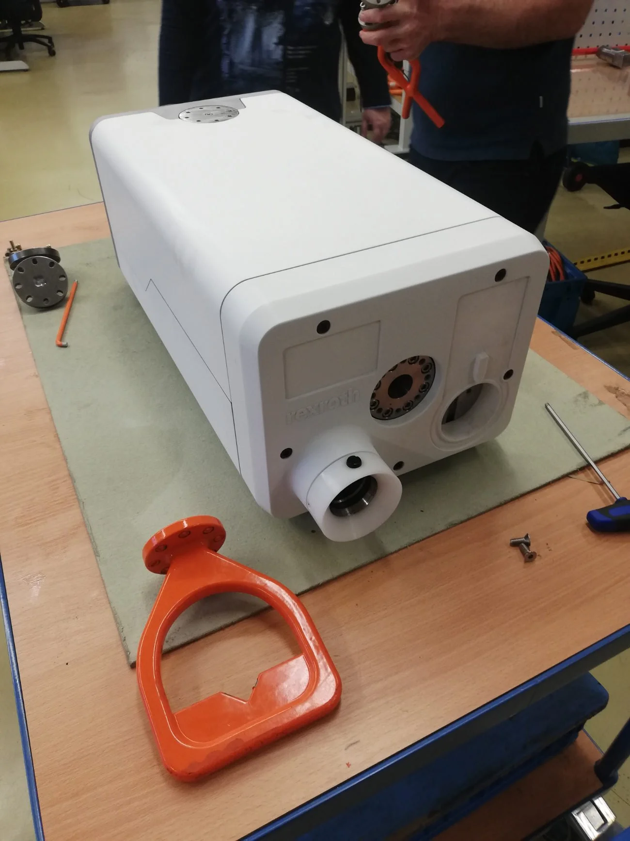 Modellbauteile bei uns in der Werkstatt vor dem Zusammenbau zur frühen Bewertung von Proportionen und Handhabung.