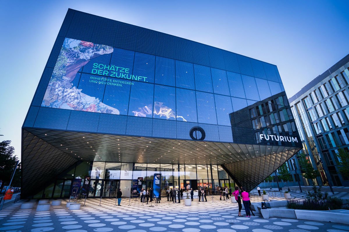 Henssler und Schultheiss beim Futurium in Berlin, welches moderne Kulisse für die Verleihung des German Innovation Award bildet