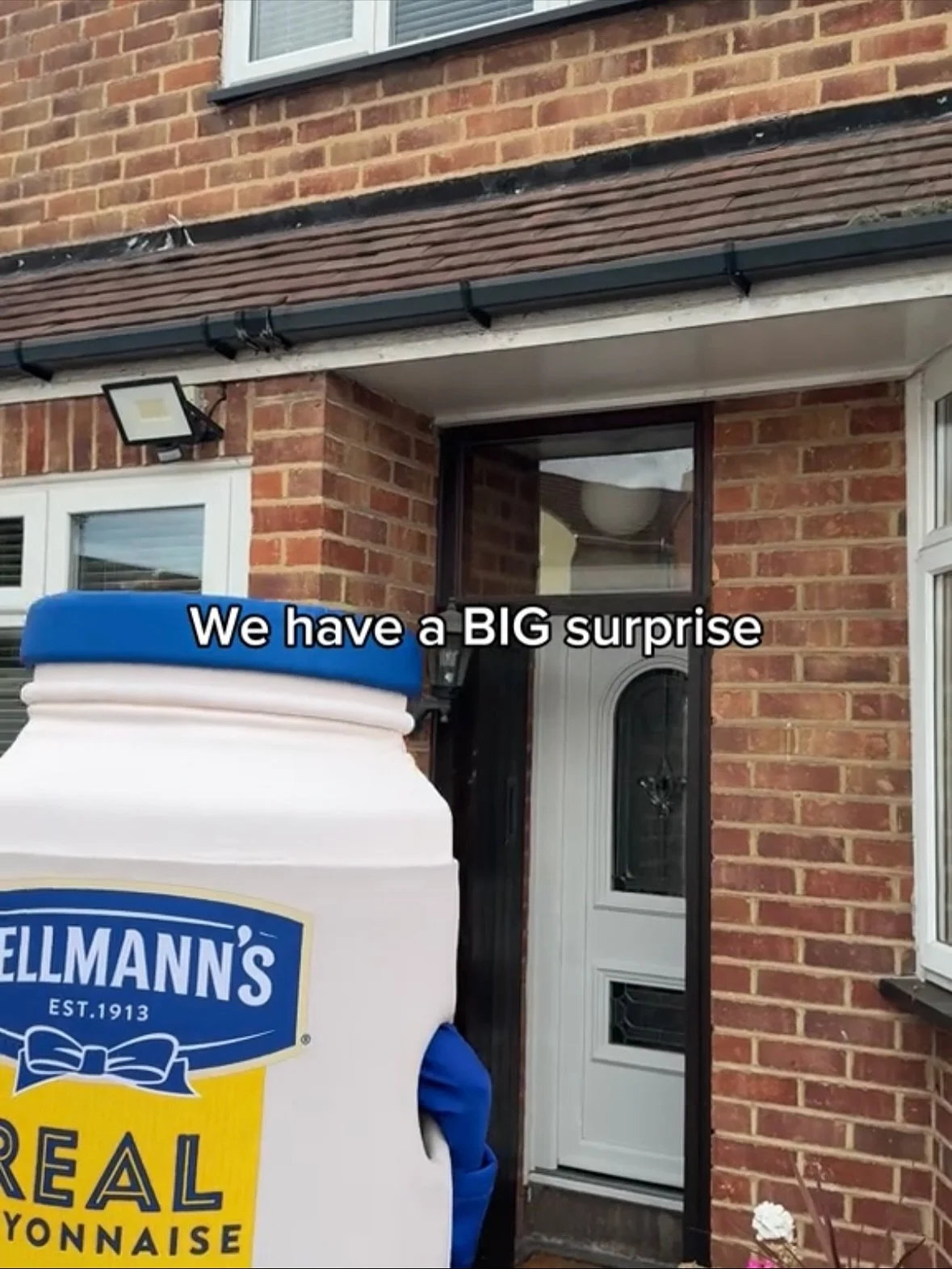 WHAT THE HELLL MANN!!!!

Turns out all you need to go viral is:
1 creator ✔️
1 unsuspecting Big Simon ✔️
1 life size jar of Hellmann&rsquo;s Mayo ✔️

Our talent Rebecca Murphy&rsquo;s @becs_journey_to_health x @hellmannsuk campaign figures are crazyy