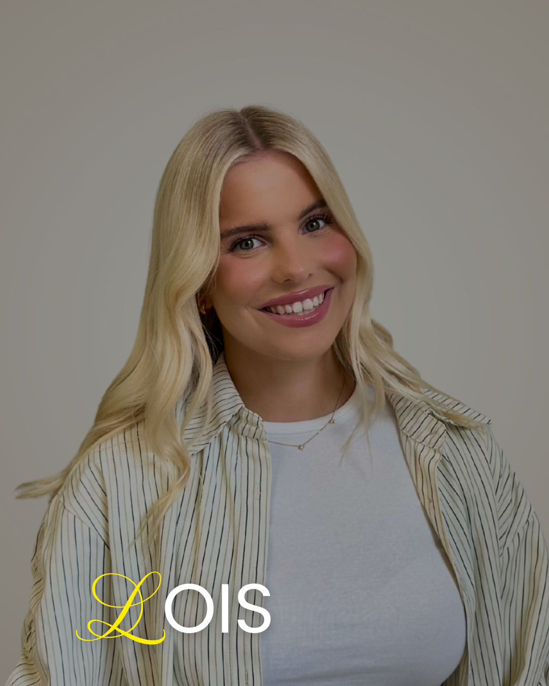 Portrait of a smiling blonde woman wearing a striped shirt and white t-shirt, with the word 'Dois' in yellow and white text at the bottom left.