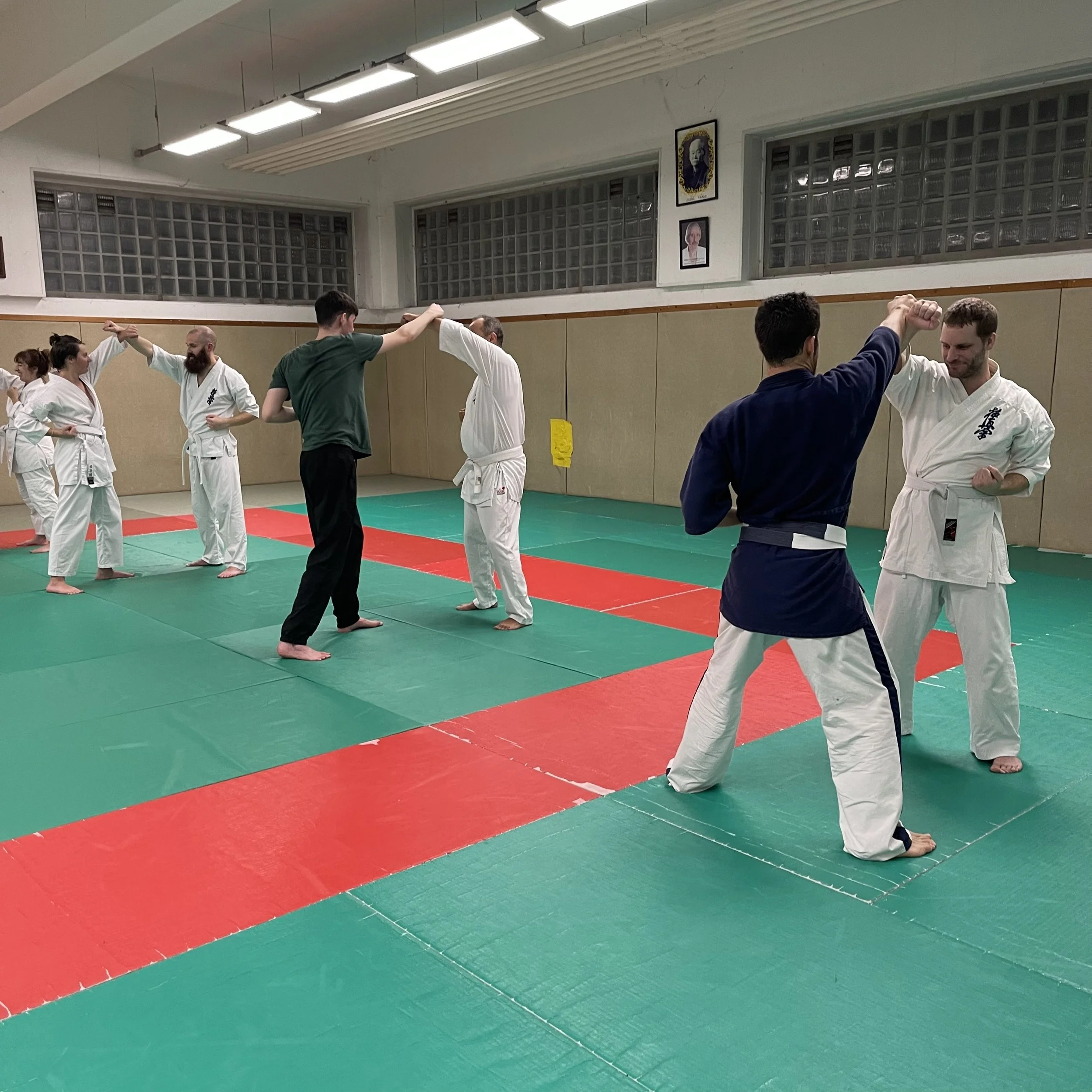 Elèves de kyokushinkai travaillant oi tsuki/jodan uke  à l'entrainement. Kyokushin karaté club. Chatres 2024