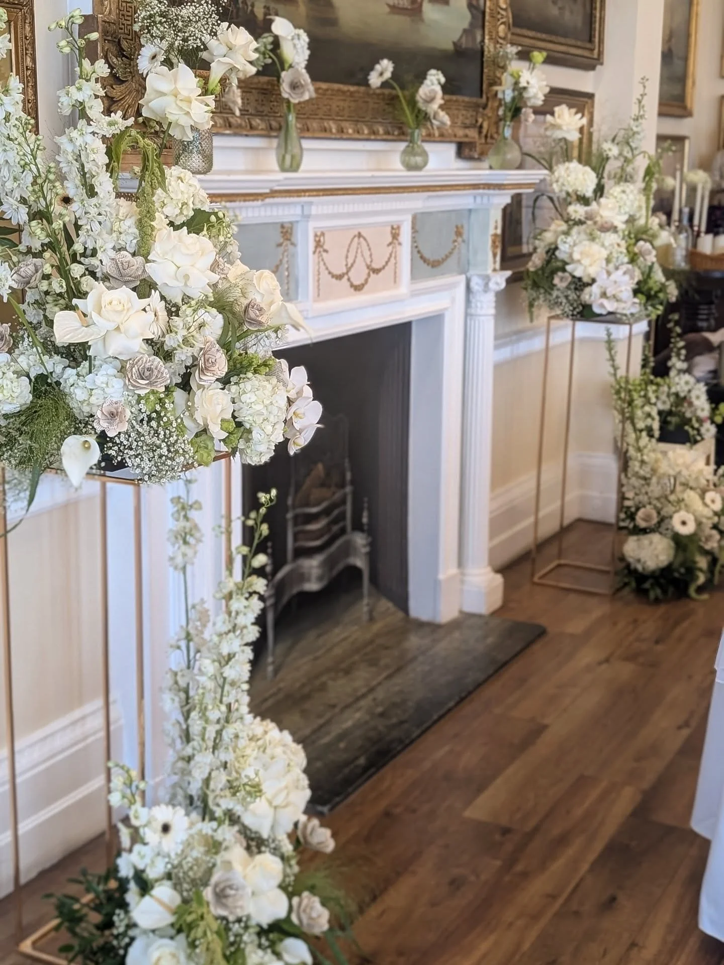White. Apple green. Lots of texture, giving statement energy.

#modernwedding #weddingflorist #weddingflowers #2026wedding #2027wedding