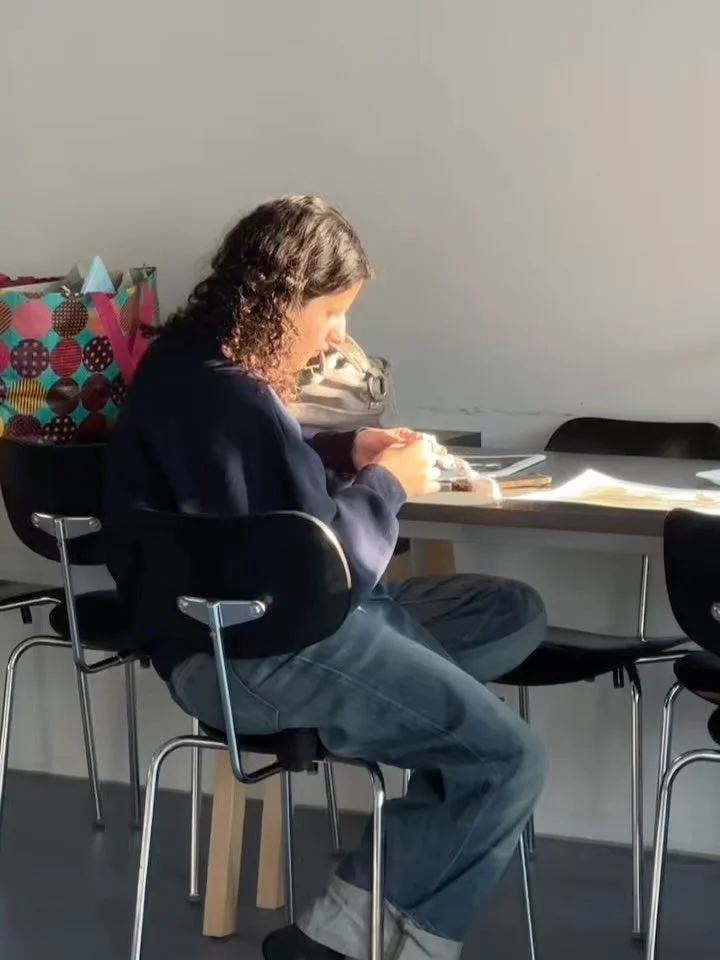 Traces of our second creative transformation session, back in the beginning of November. 

Body expression through movement and visual arts. We explored life as a continuous flow, with its pauses, transformations and encounters 💫