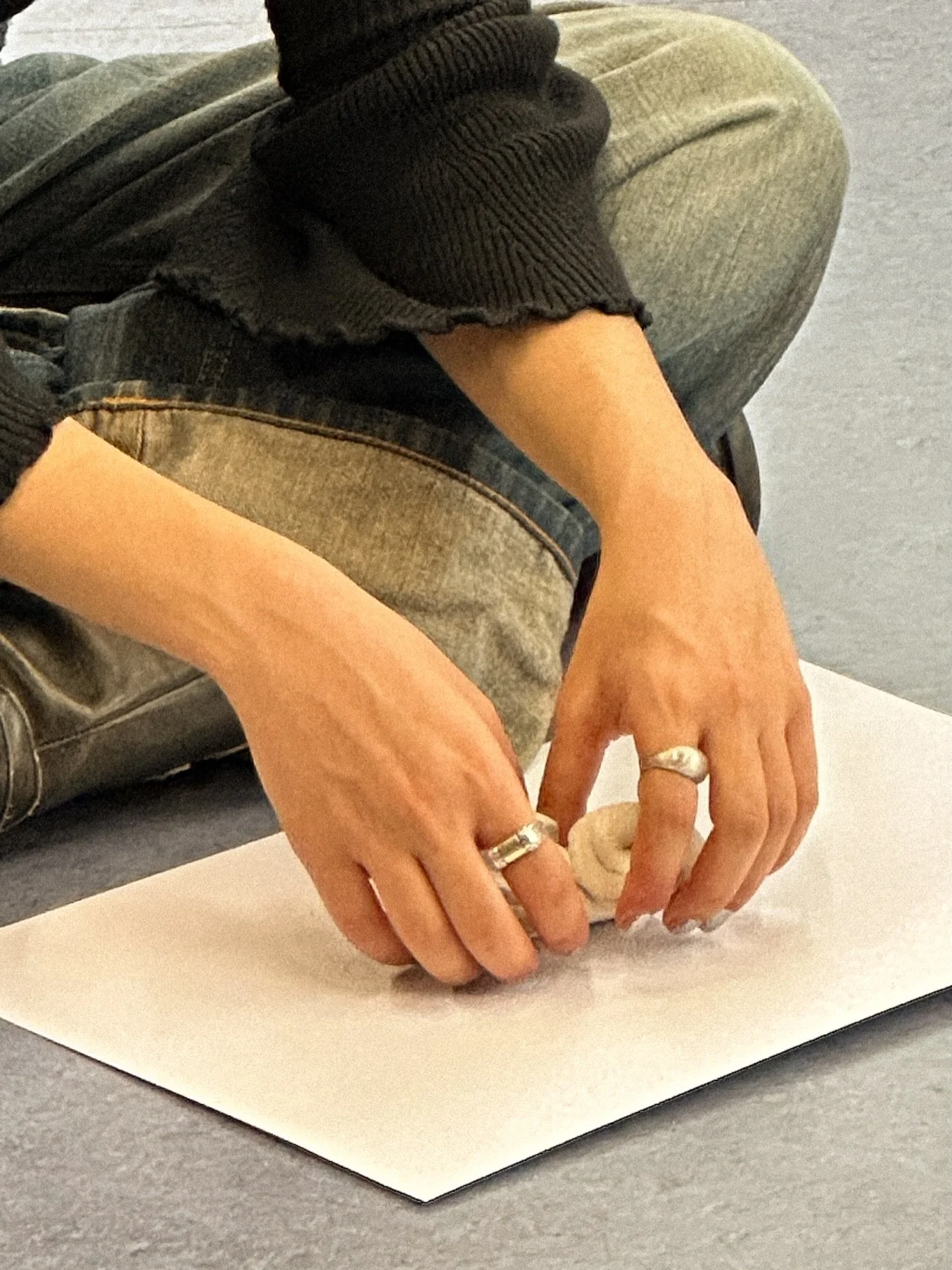 Shaping futures through intuitive clay sculpting 🤲🏻

Our third session at the course started with a little meditation, awakening our sense of touch, and slowly getting into blind sculpting, towards a desired transformation. Then we expanded our wor